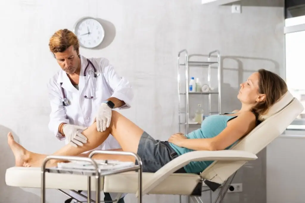 Veja a relação entre pés frios e pernas pesadas com varizes