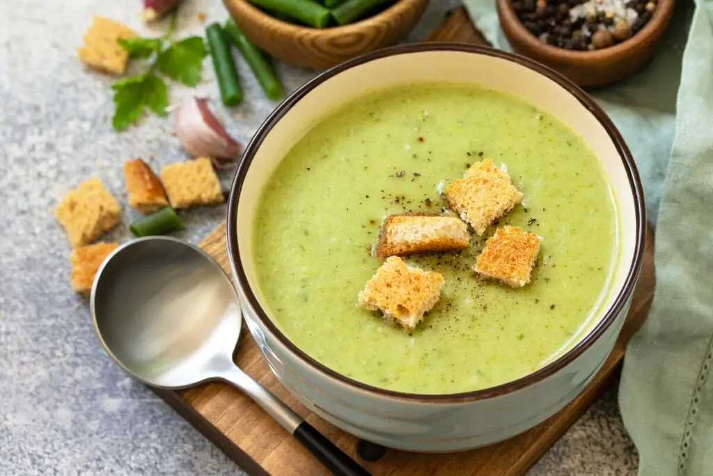 7 sopas e cremes ricos em proteínas para incluir no cardápio