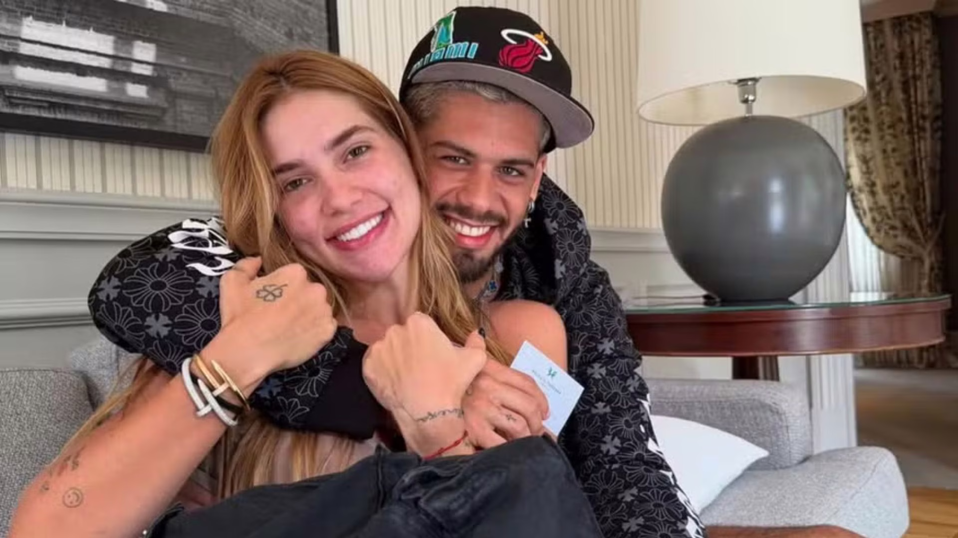 Zé Felipe visita Virginia e brinca com a ex: “Foi pra festa, né Vivibora?”