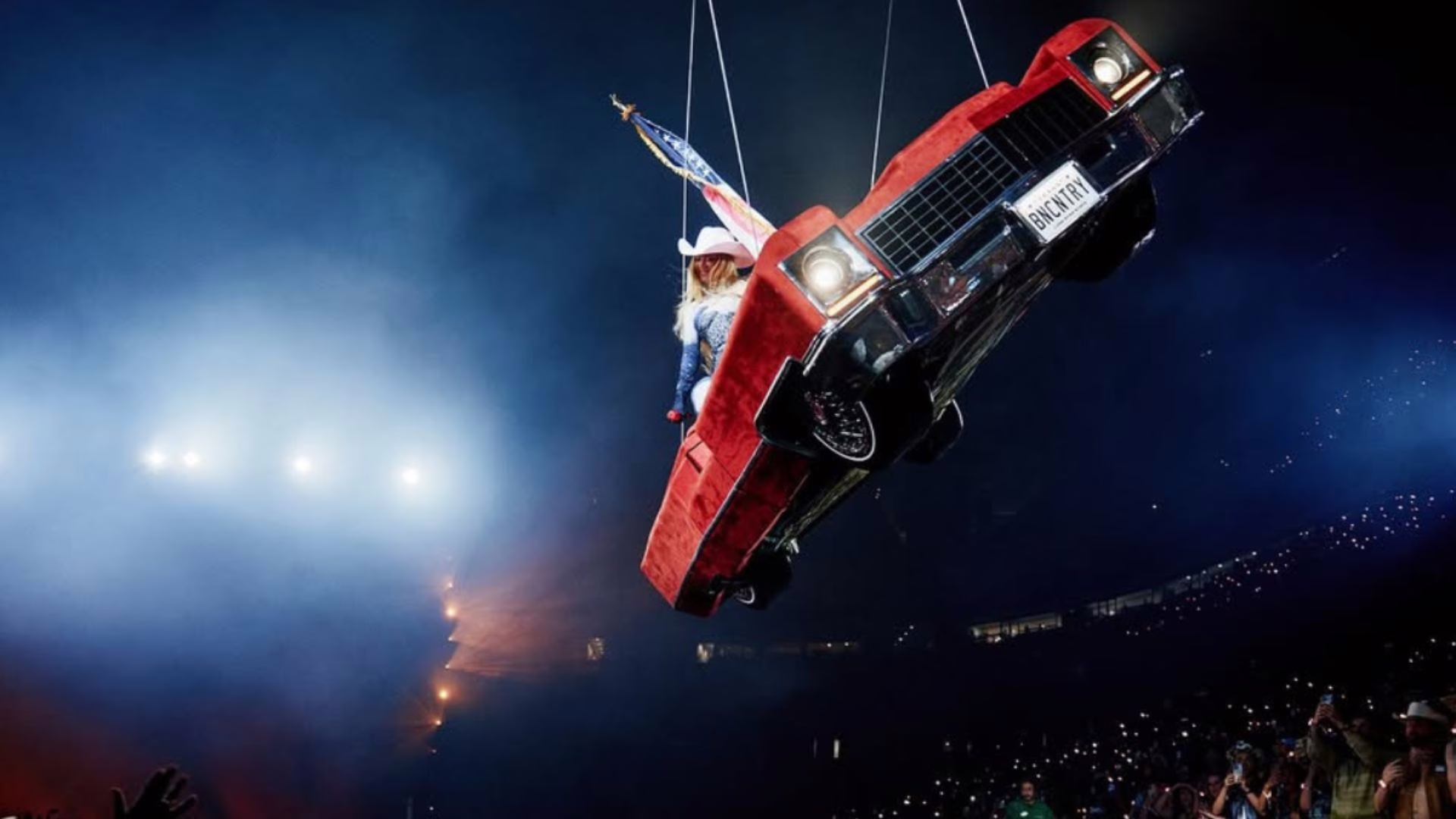 Beyoncé enfrenta falha técnica e fica pendurada em carro