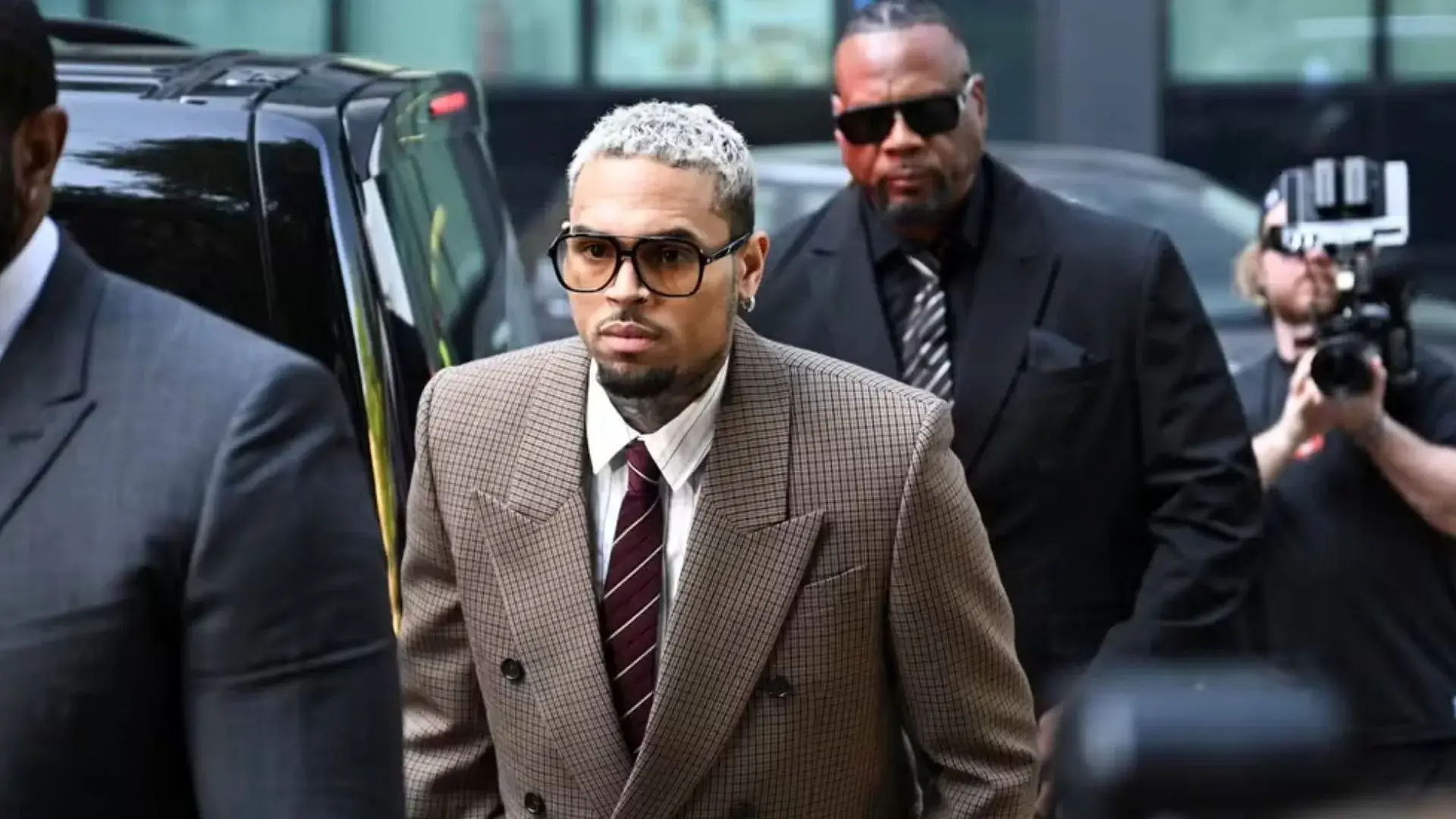 Chris Brown se declara inocente em acusações no caso de agressão