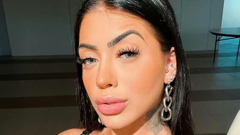 MC Mirella rebate críticas e afirma ter orgulho do seu trabalho