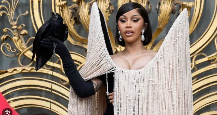 Cena inesperada marca chegada de Cardi B em evento