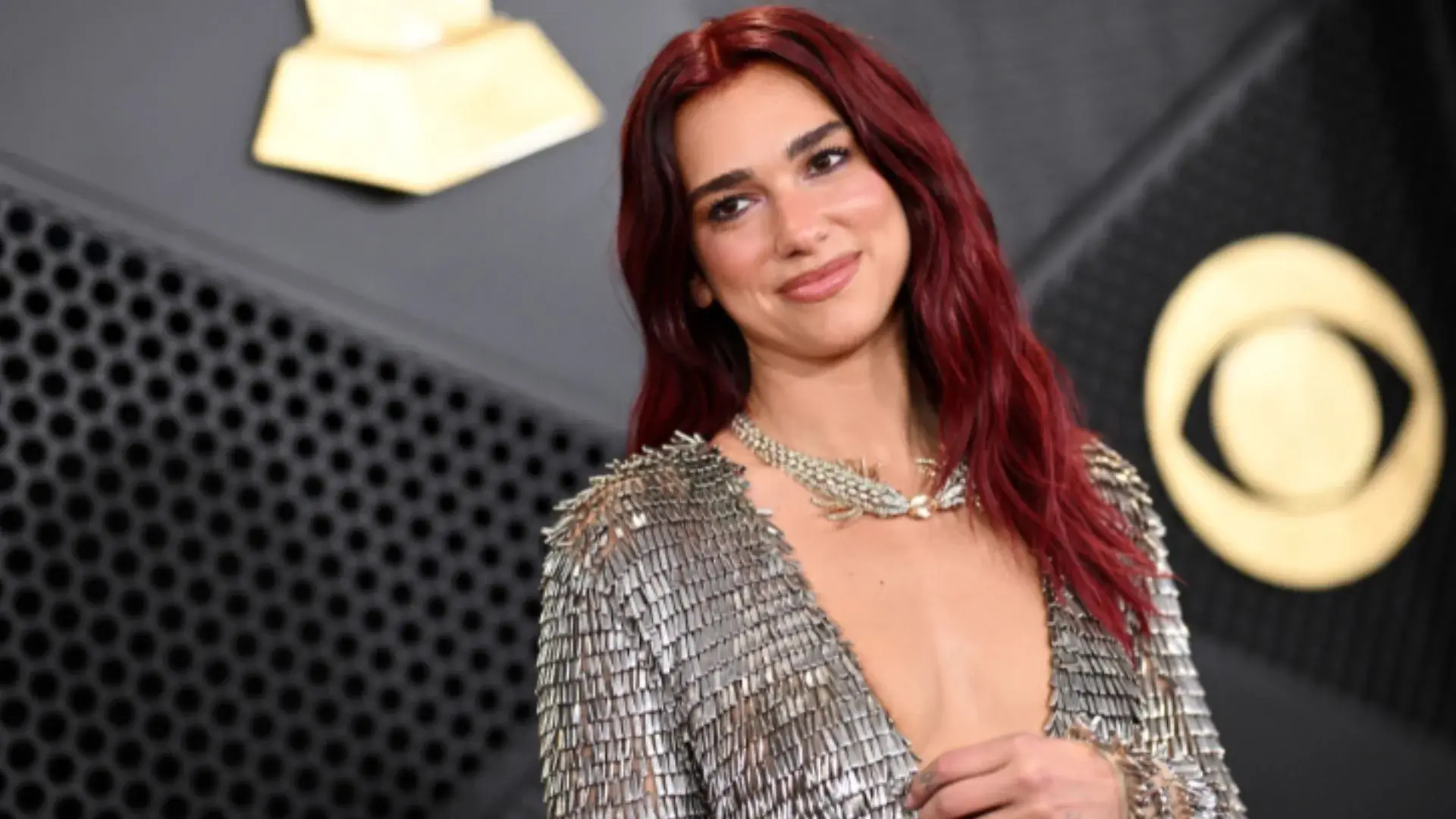 Em português, Dua Lipa anuncia shows no Brasil e recria bordão das redes sociais