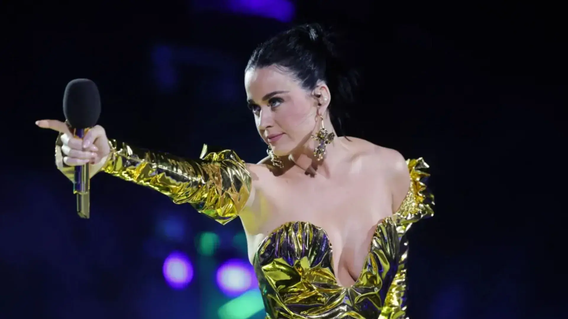 Katy Perry quase cai de borboleta suspensa após falha técnica em show