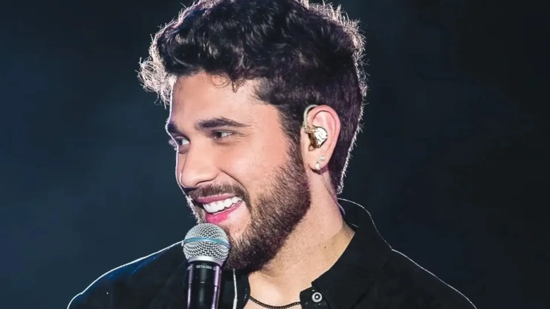 Gustavo Mioto promove reconciliação de casal durante show e diverte fãs