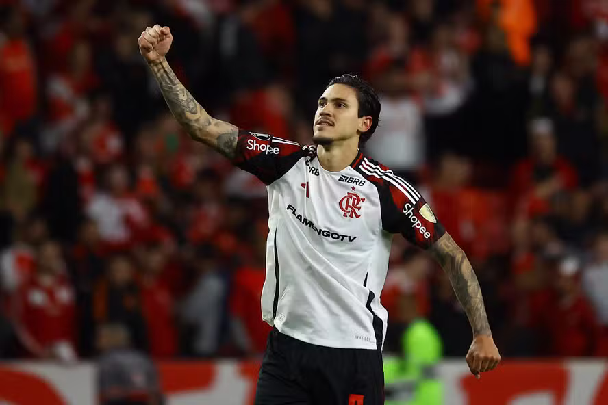Flamengo vence Inter e garante vaga nas quartas da Libertadores