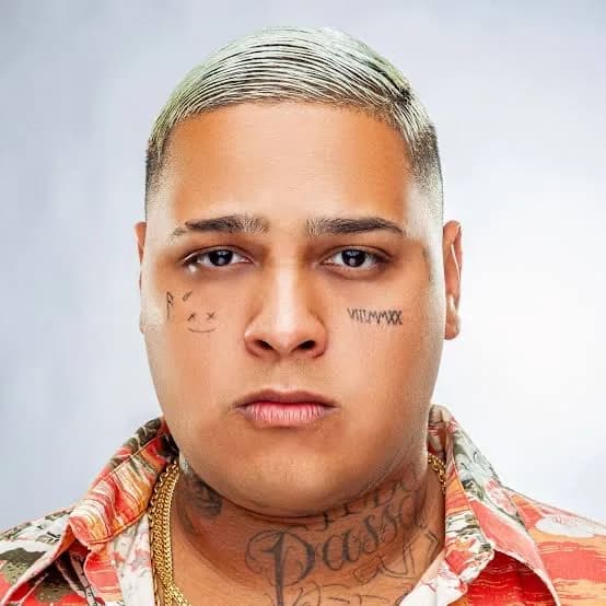 MC Ryan exibe novo carro de luxo: “Homenagem ao morango do amor”