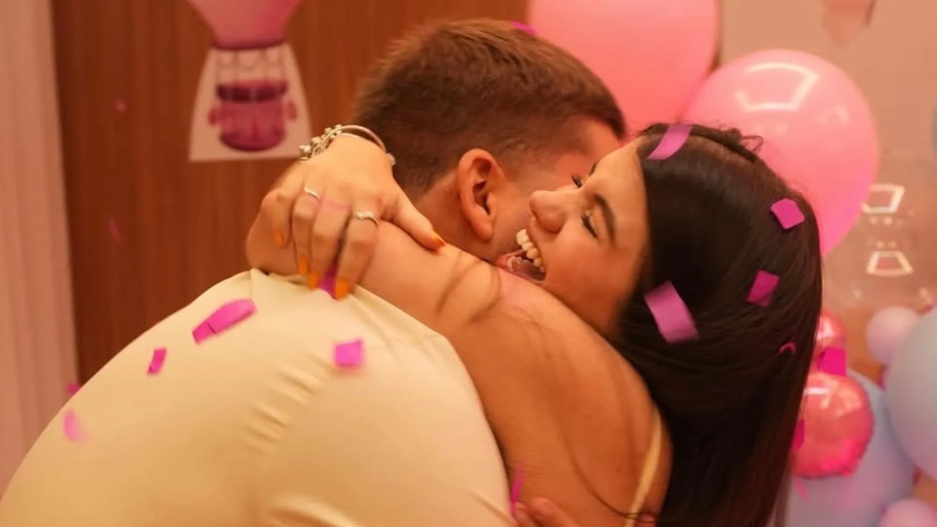 Atriz de Chiquititas, Carolina Chamberlain anuncia gravidez de uma menina