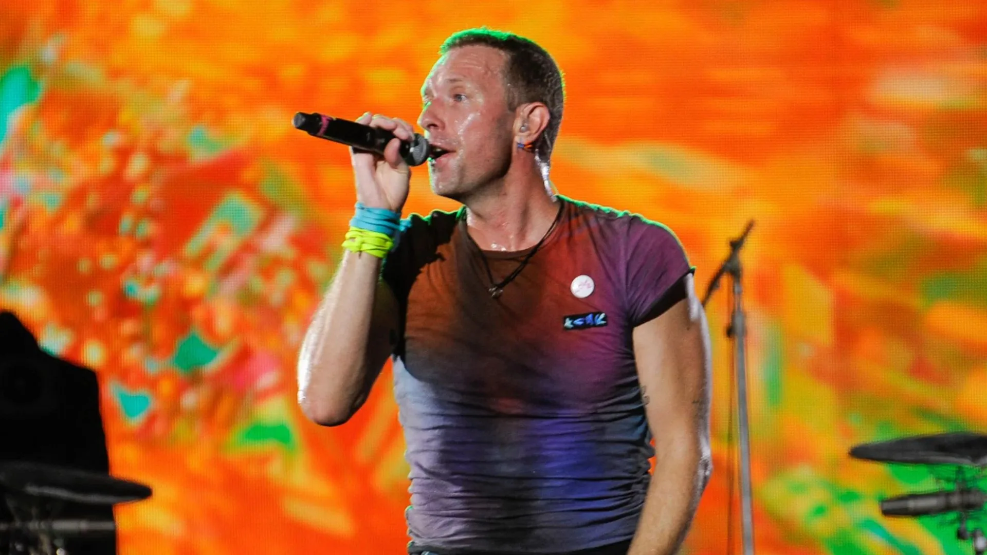 Chris Martin revela se câmera do beijo vai continuar em shows do Coldplay