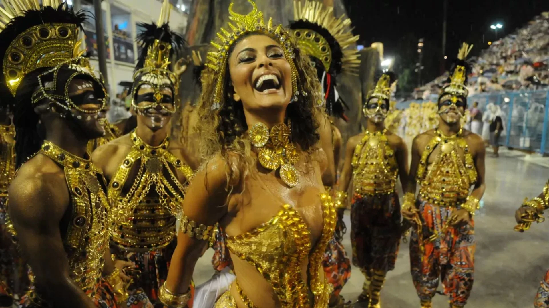 Juliana Paes retorna ao posto de Rainha de Bateria da Viradouro