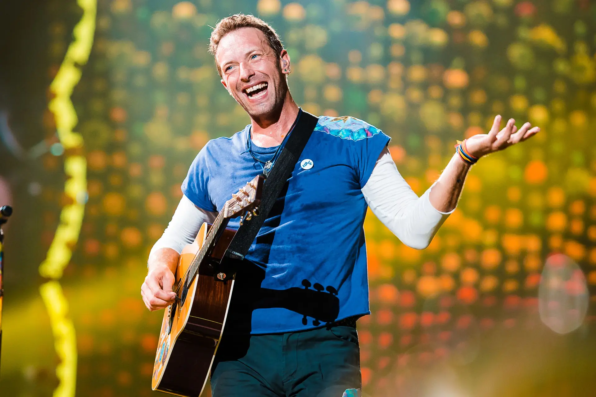 Chris Martin surpreende ao chamar segurança para o palco durante show