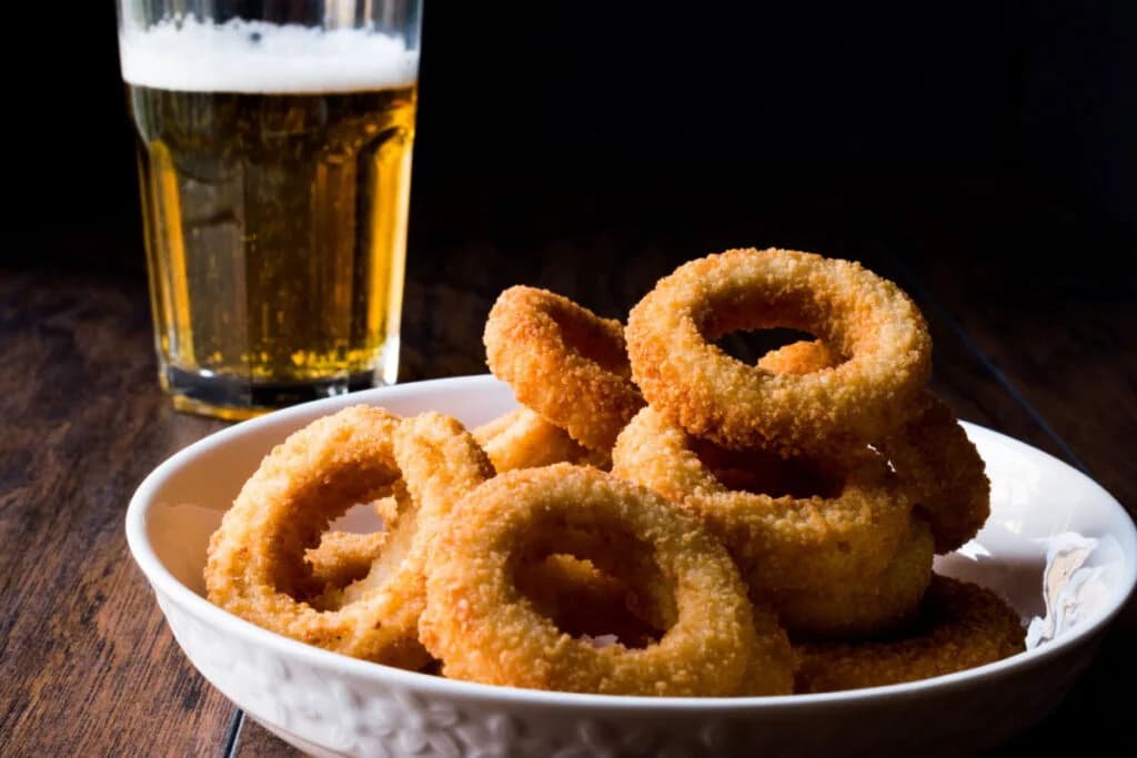 8 receitas que levam cerveja para celebrar o dia da bebida