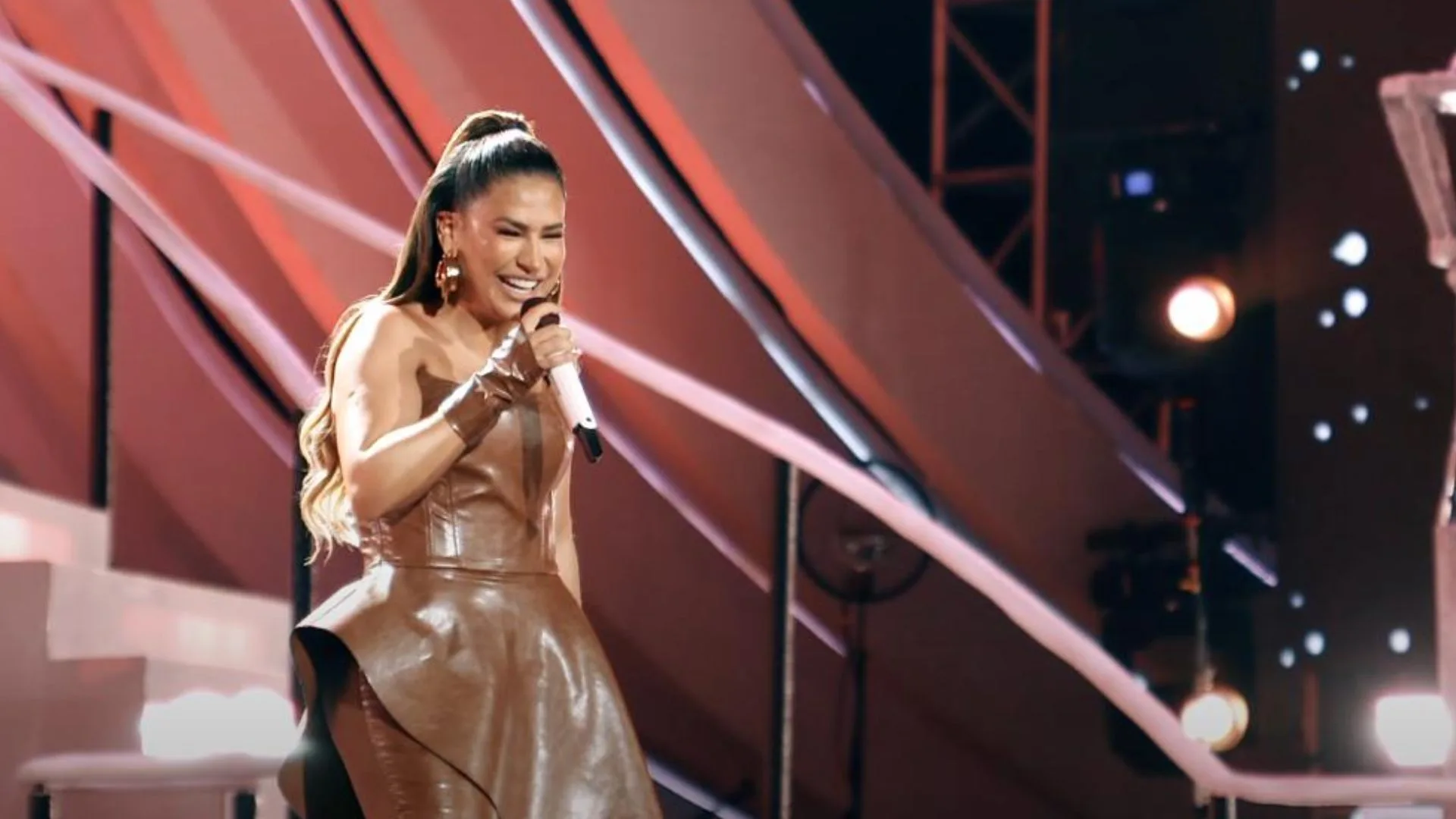 Simone Mendes celebra sucesso do hit ‘Eu Menti’ em plataformas