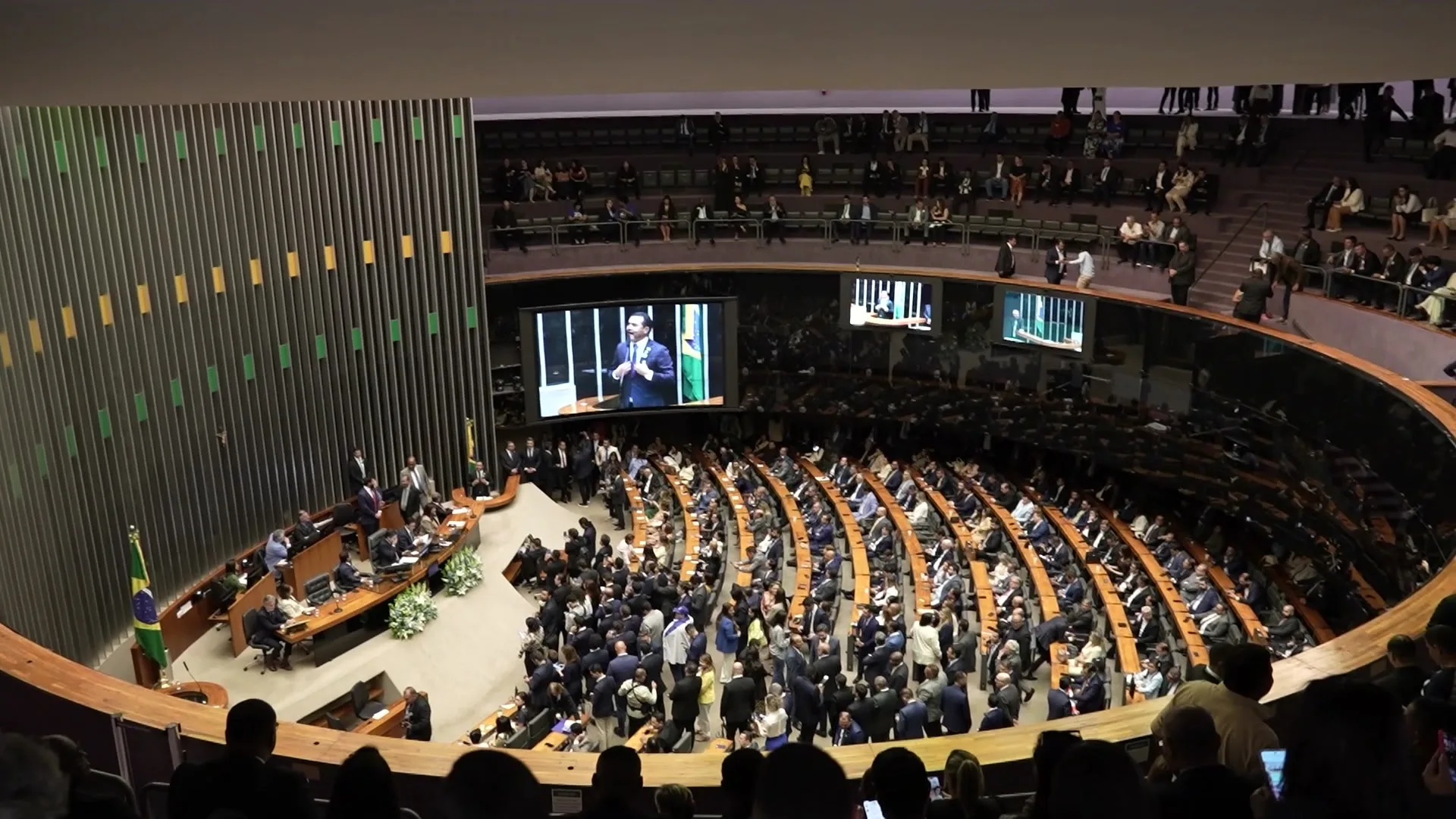 Câmara aprova urgência para projeto de anistia a atos políticos desde 2022