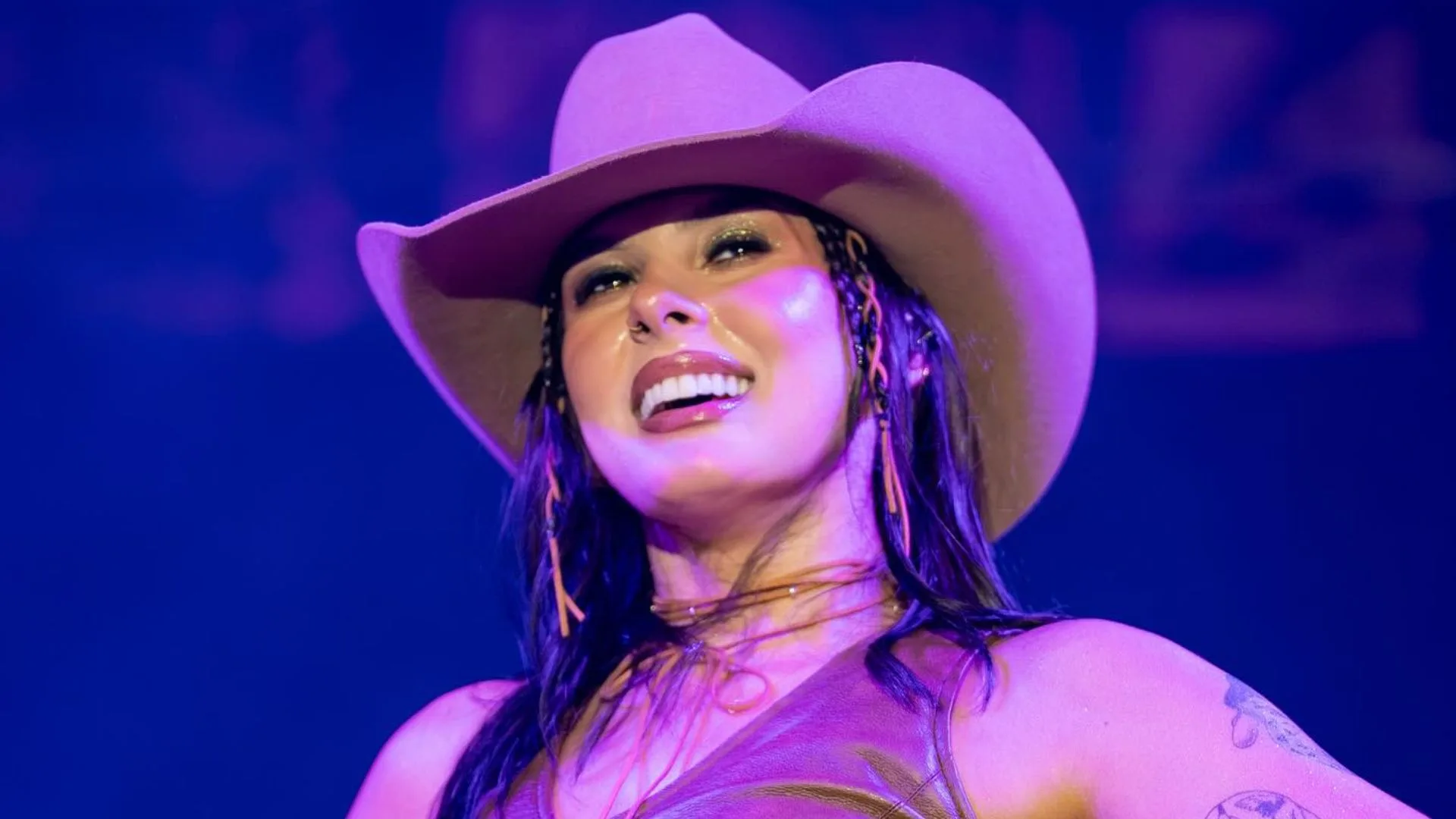 Ana Castela ajuda repórter que estava tremendo durante entrevista