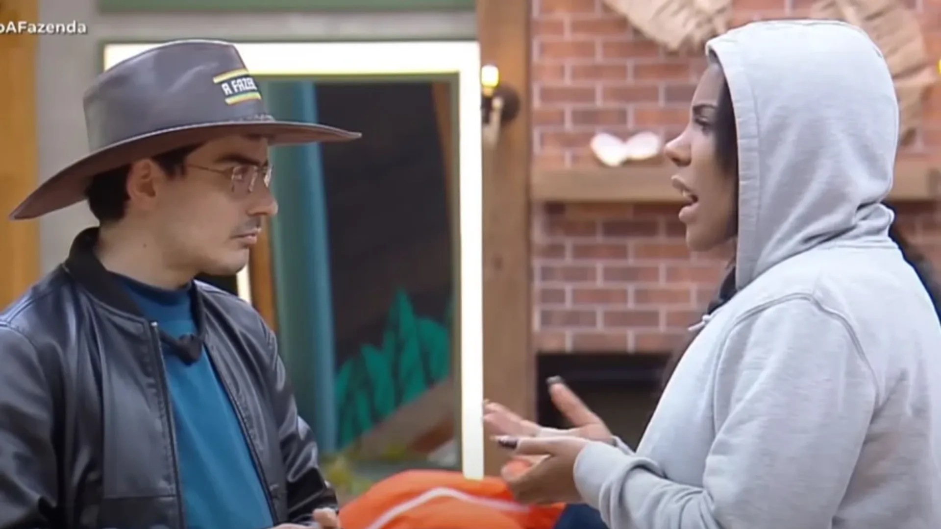 Carol e Rayane acordam Dudu para função em A Fazenda 17