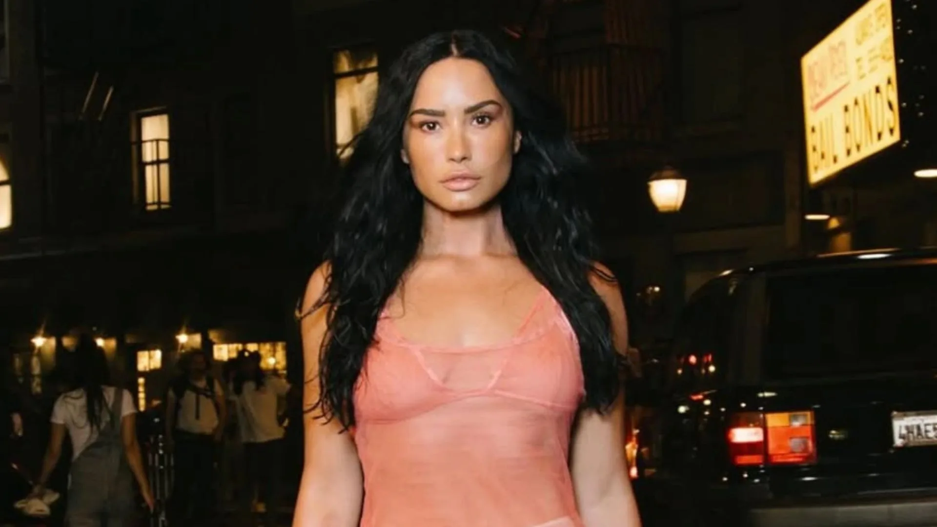 Demi Lovato toca músicas de novo álbum durante festa de revista