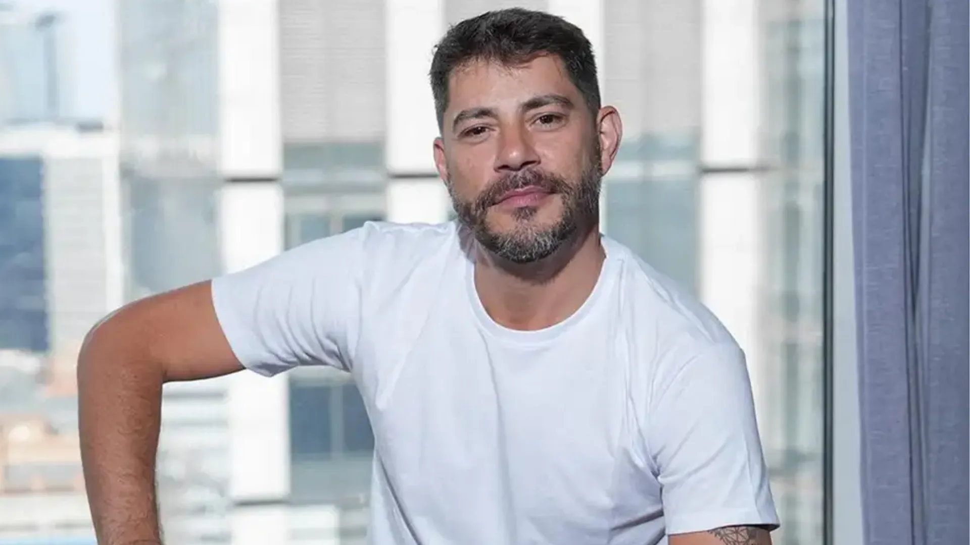 Evaristo Costa revela situação em avião por causa de doença rara