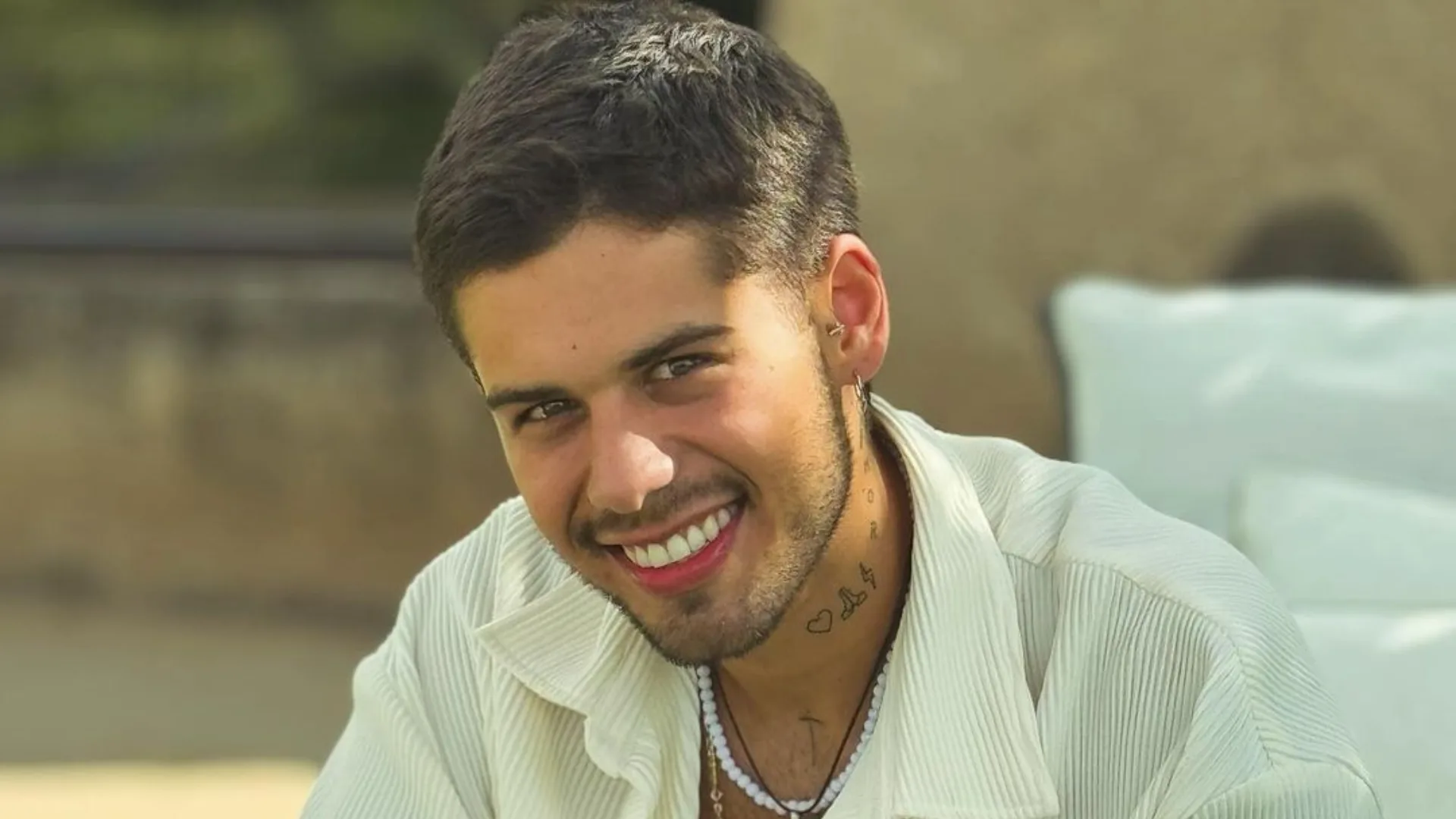 Zé Felipe diz que prefere morenas a loiras e público vai à loucura