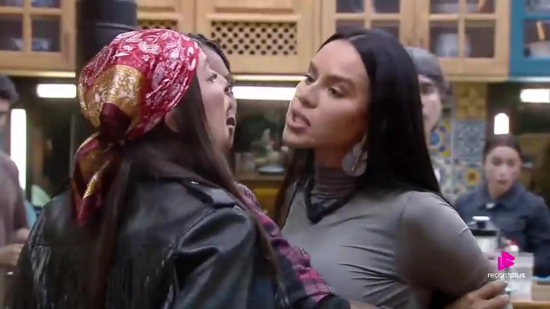 A Fazenda 17: Martina e Tamires trocam ofensas em briga