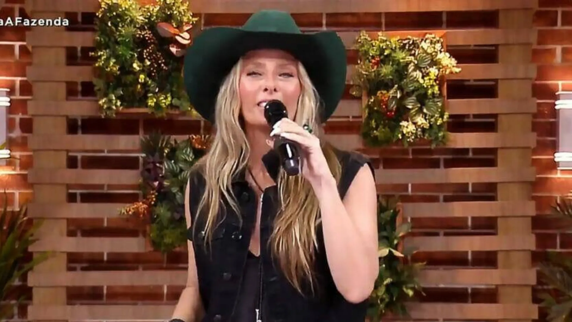 A Fazenda 17: Galisteu cai na risada com Prova do Fazendeiro