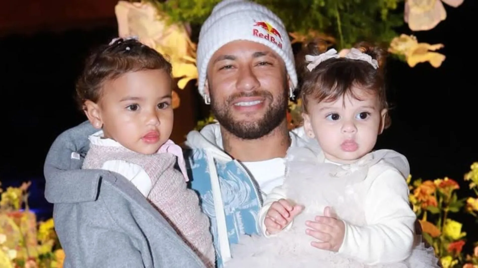 Mavie encanta ao reconhecer a irmã, Helena, em porta-retrato