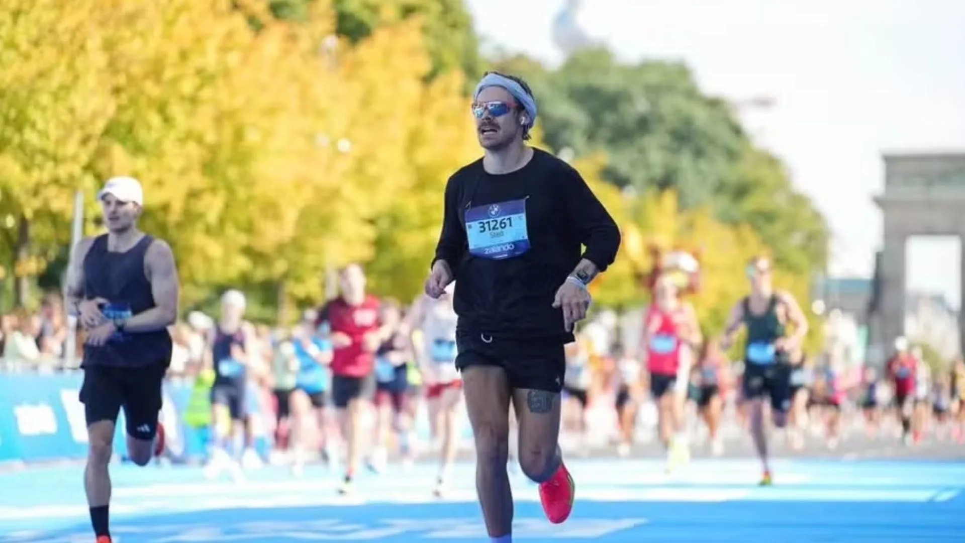 Harry Styles participa de maratona de rua em Berlim, na Alemanha