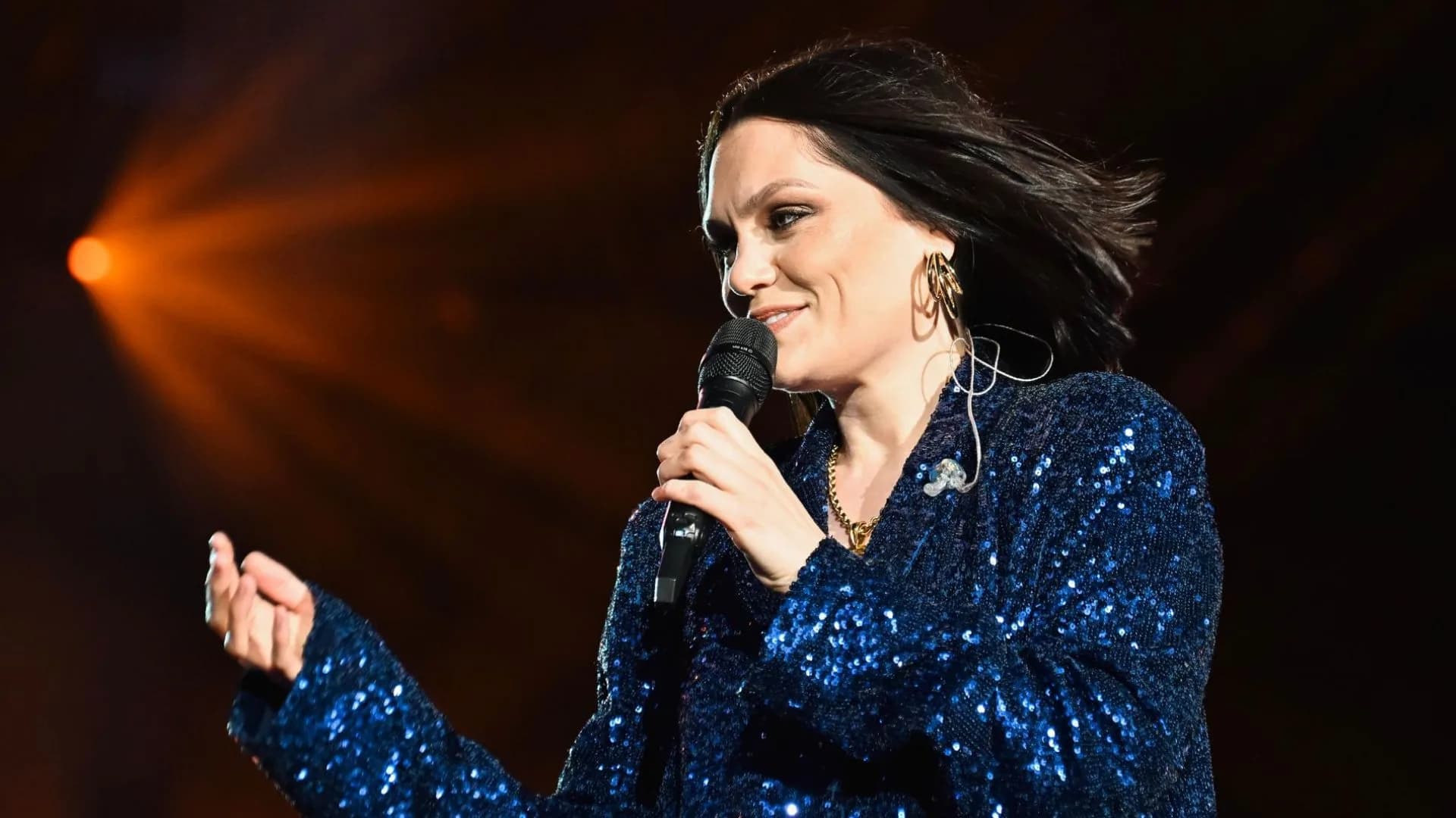 Jessie J canta em restaurante de hotel após apresentação no festival