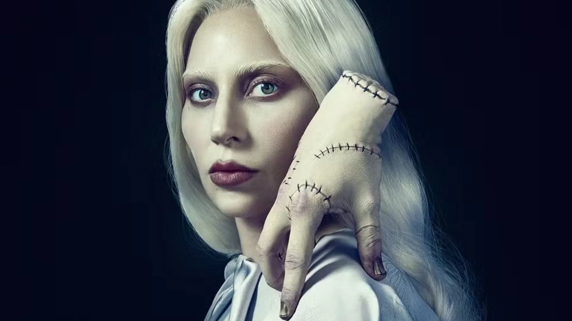 Lady Gaga surge com Emma Myers e Evie Templeton em bastidores de turnê