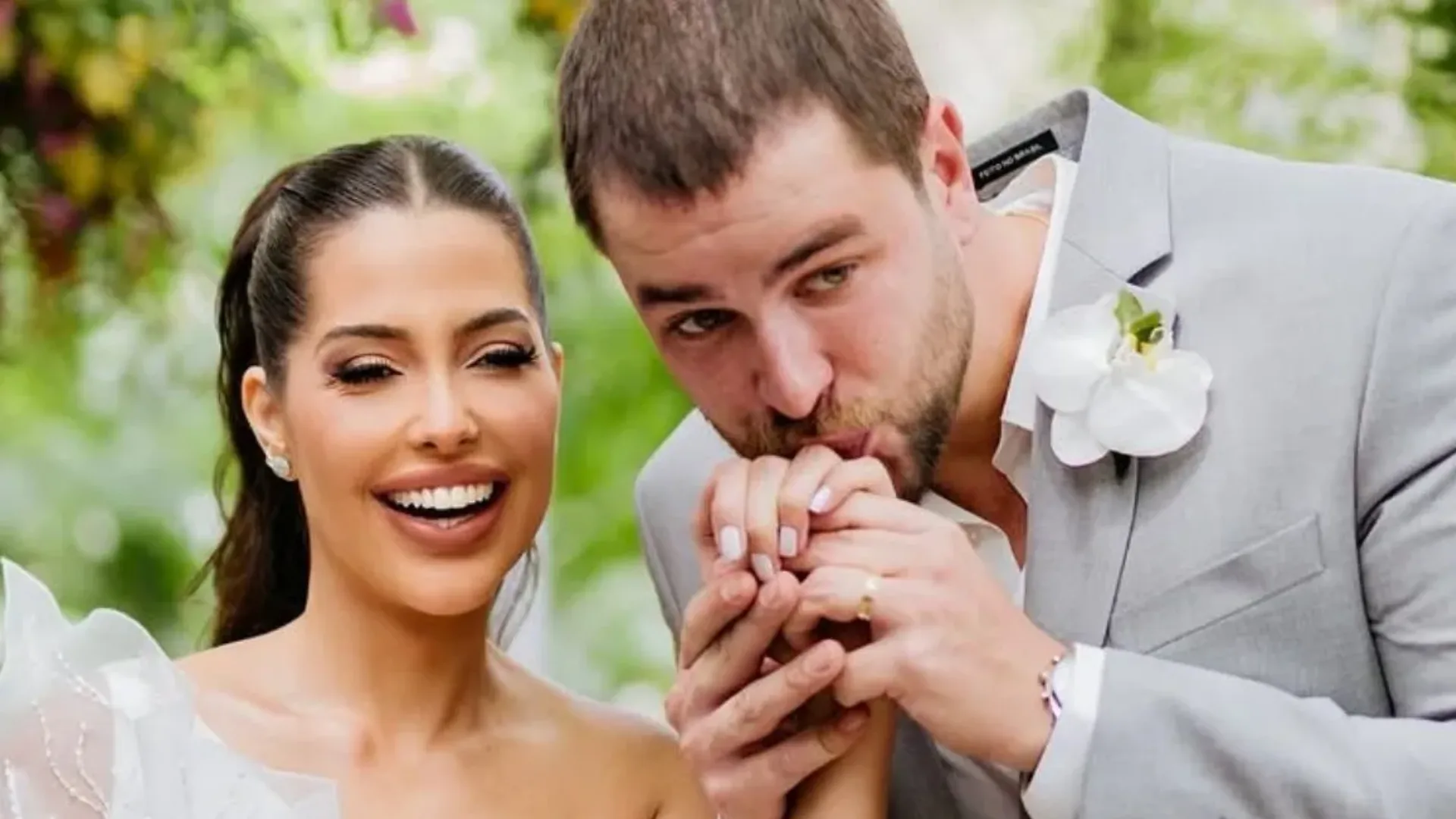 Ex-BBB pega o buquê no casamento de Laís e Gustavo
