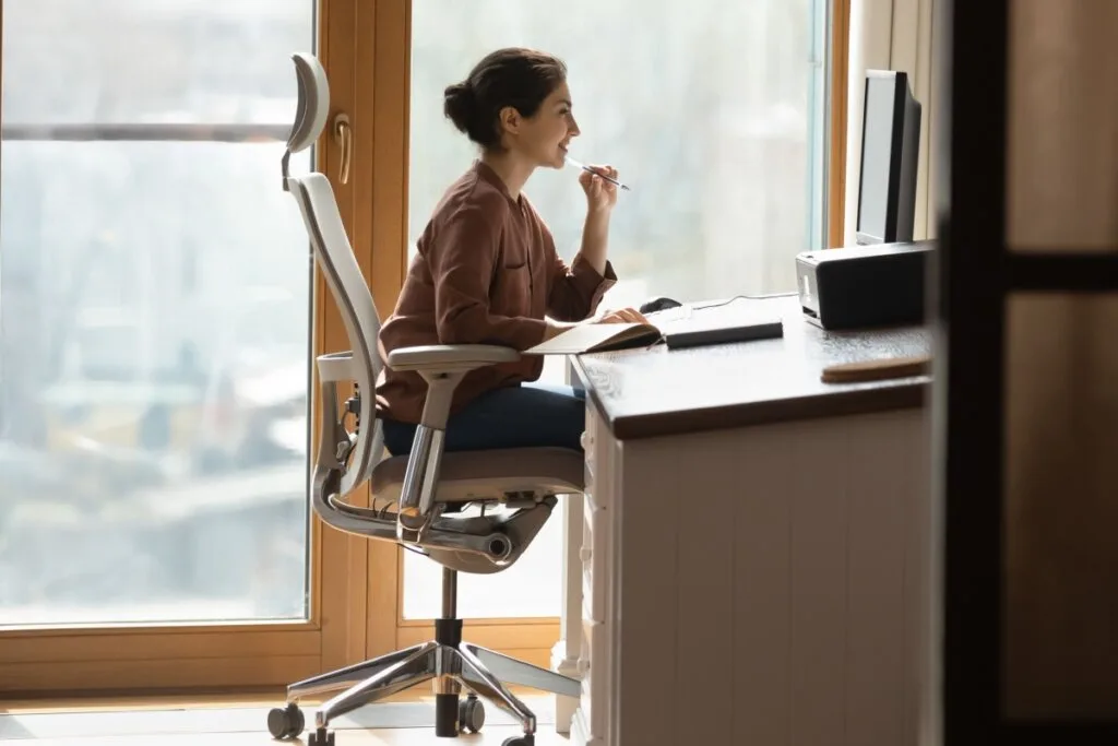 5 hábitos para prevenir a trombose em quem trabalha sentado