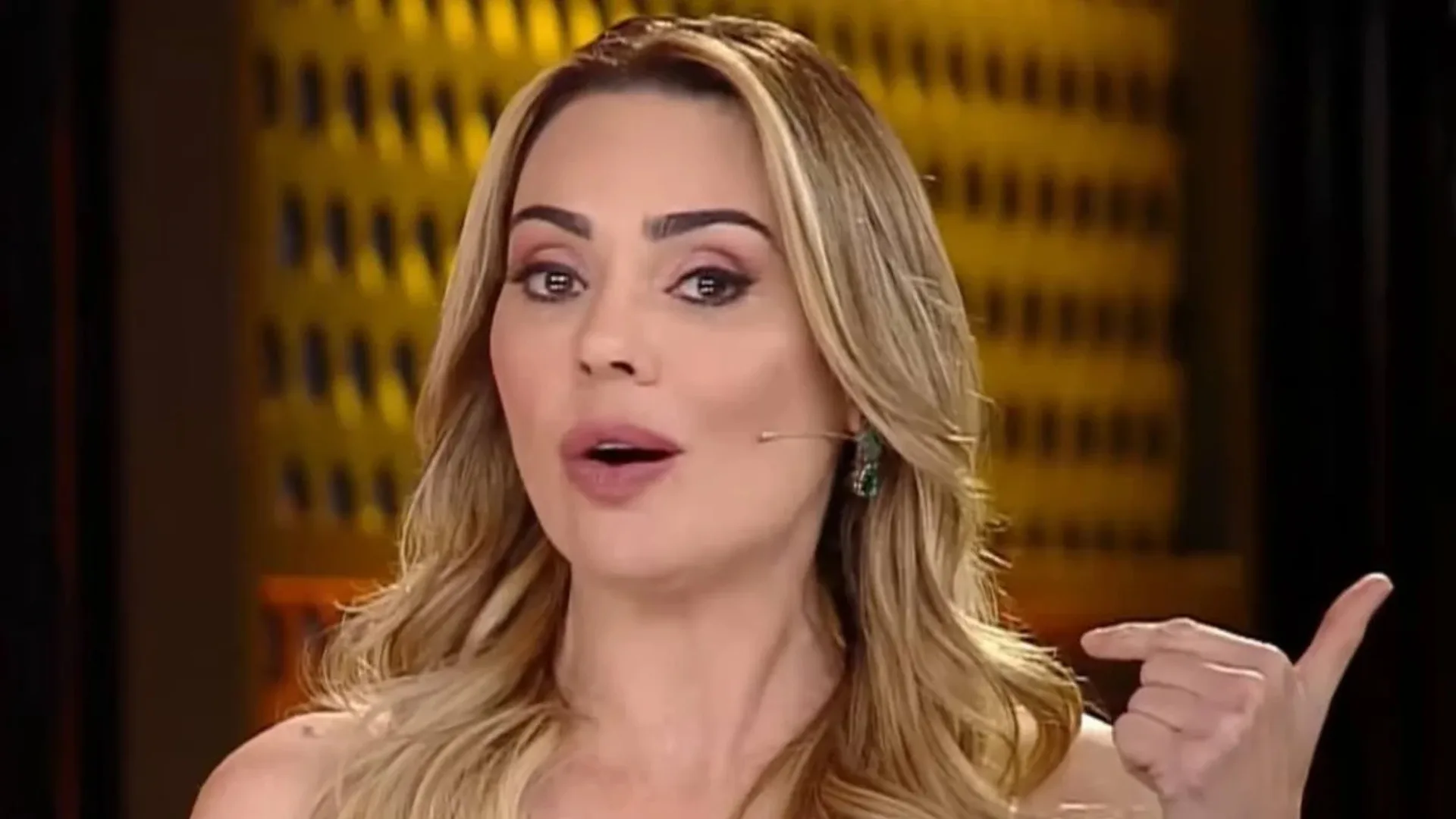 Rachel Sheherazade desiste de desafio em game show da Record e explica decisão emocionada