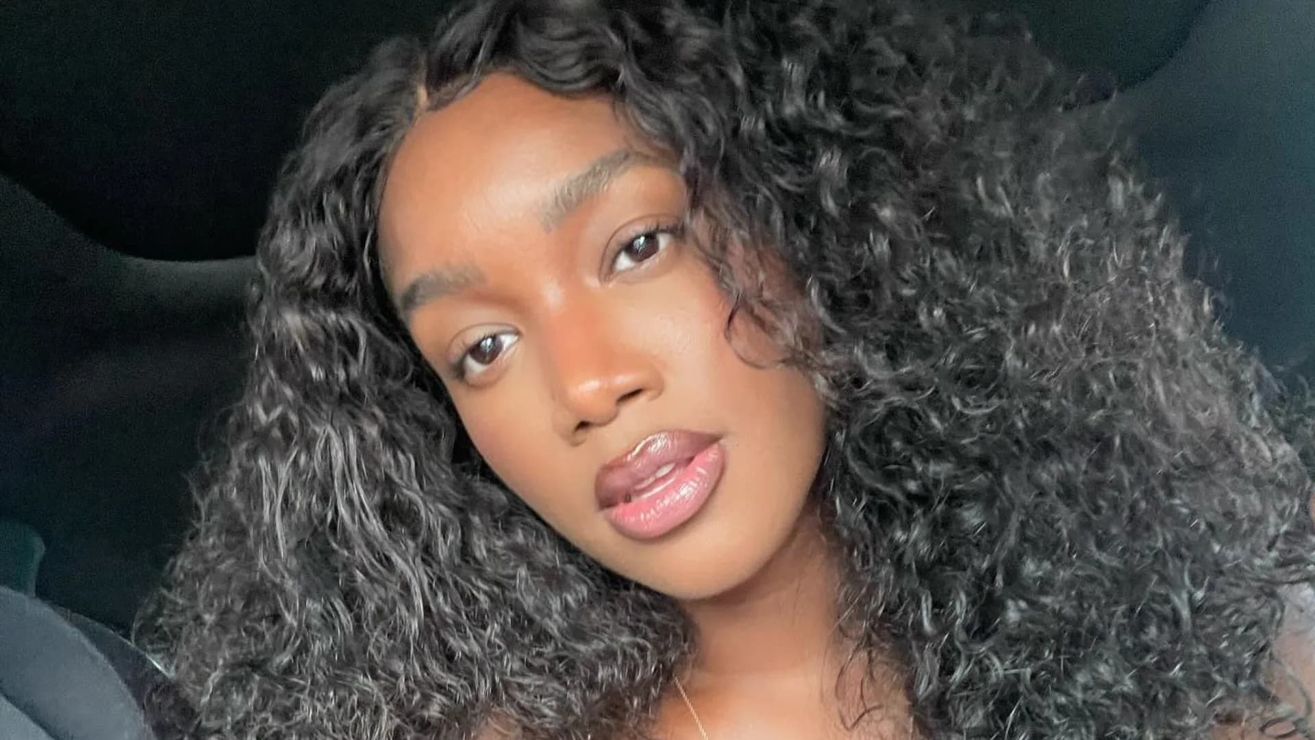 Recém-solteira, Iza posa em frente ao espelho e exibe boa forma