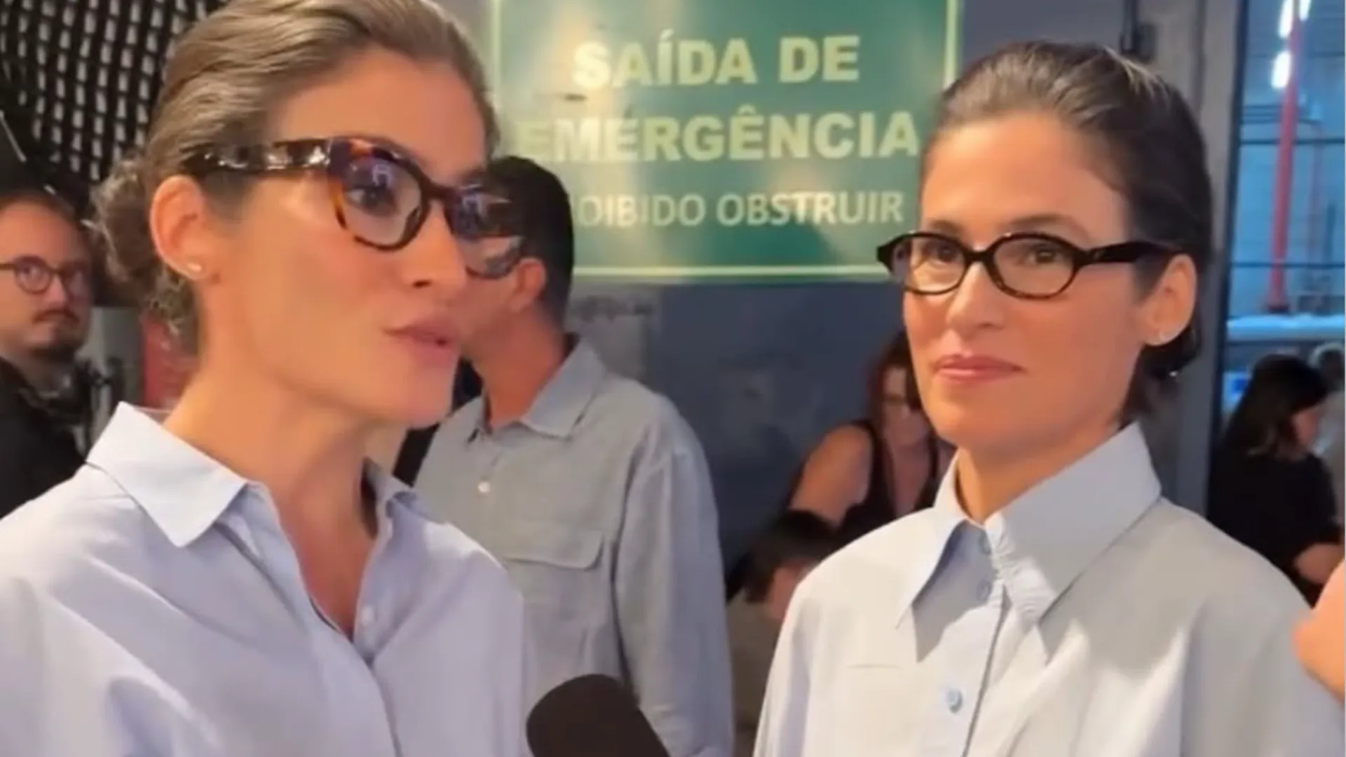 Renata Vasconcellos e irmã Lanza combinam looks na vinheta de fim de ano da Globo