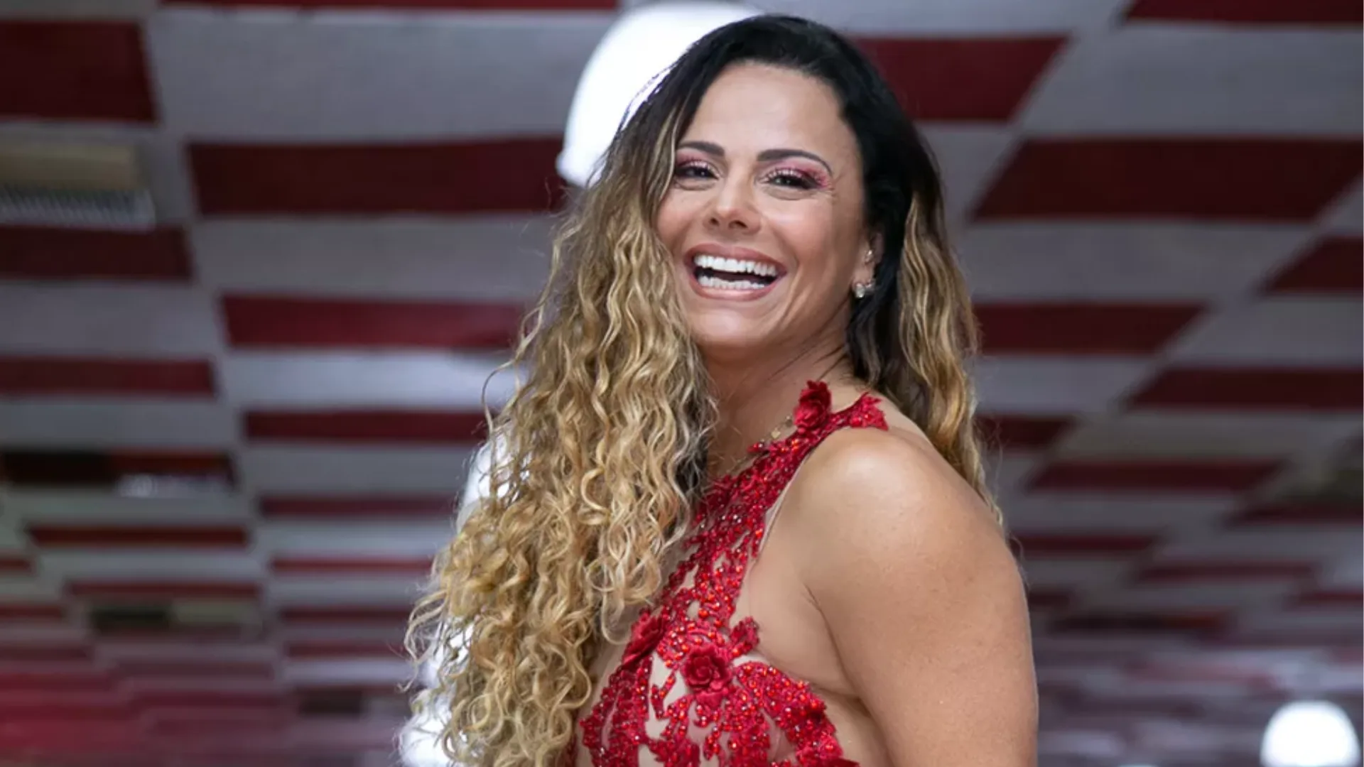 Viviane Araújo se diverte ao lamentar acidente com perfume favorito: “Que dor no coração!”