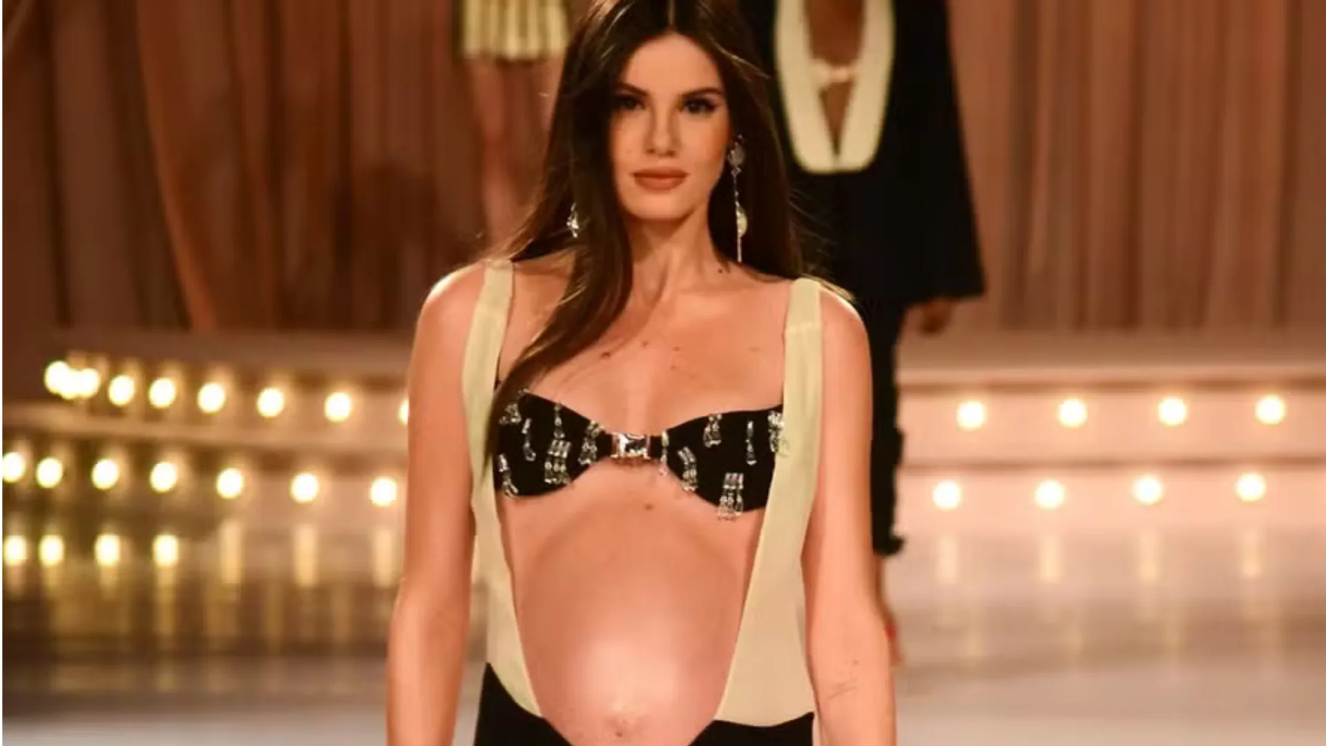 Grávida, Camila Queiroz brilha ao abrir desfile e encanta público