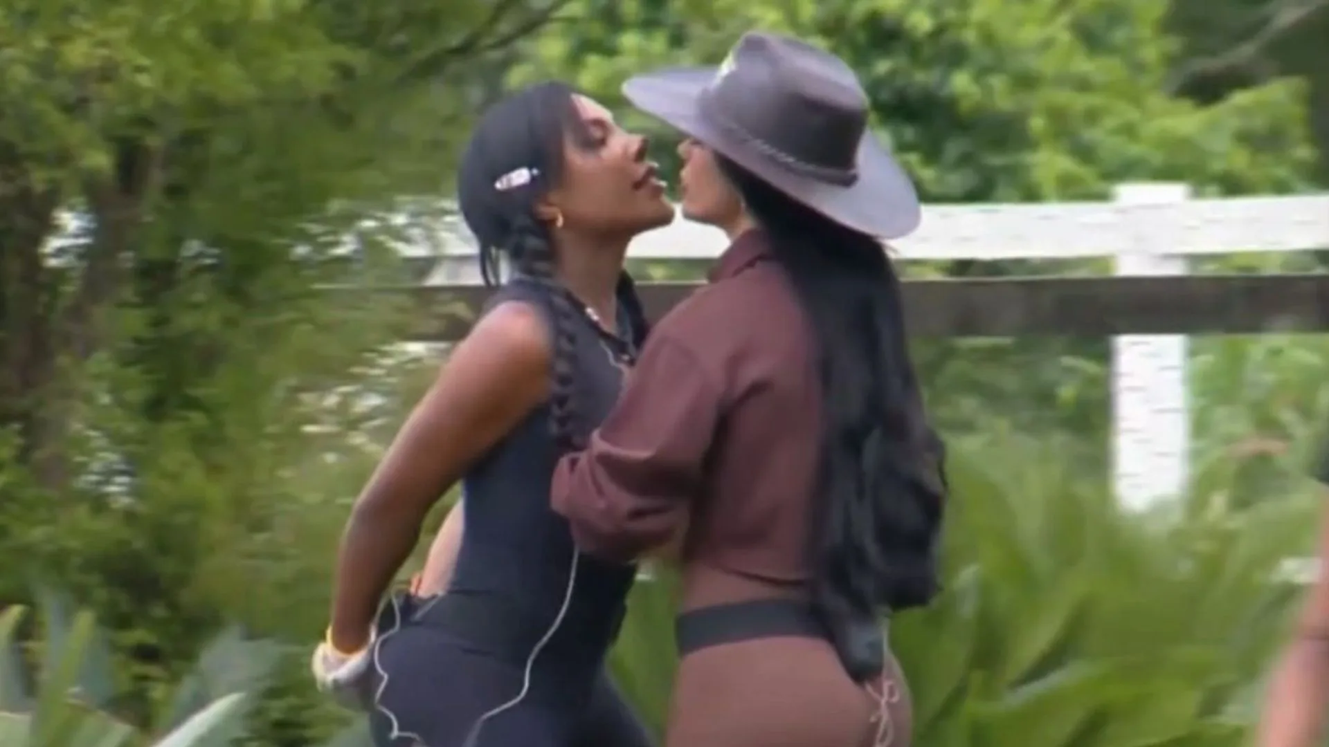 A Fazenda 17: Carol cospe no rosto de Rayane durante discussão