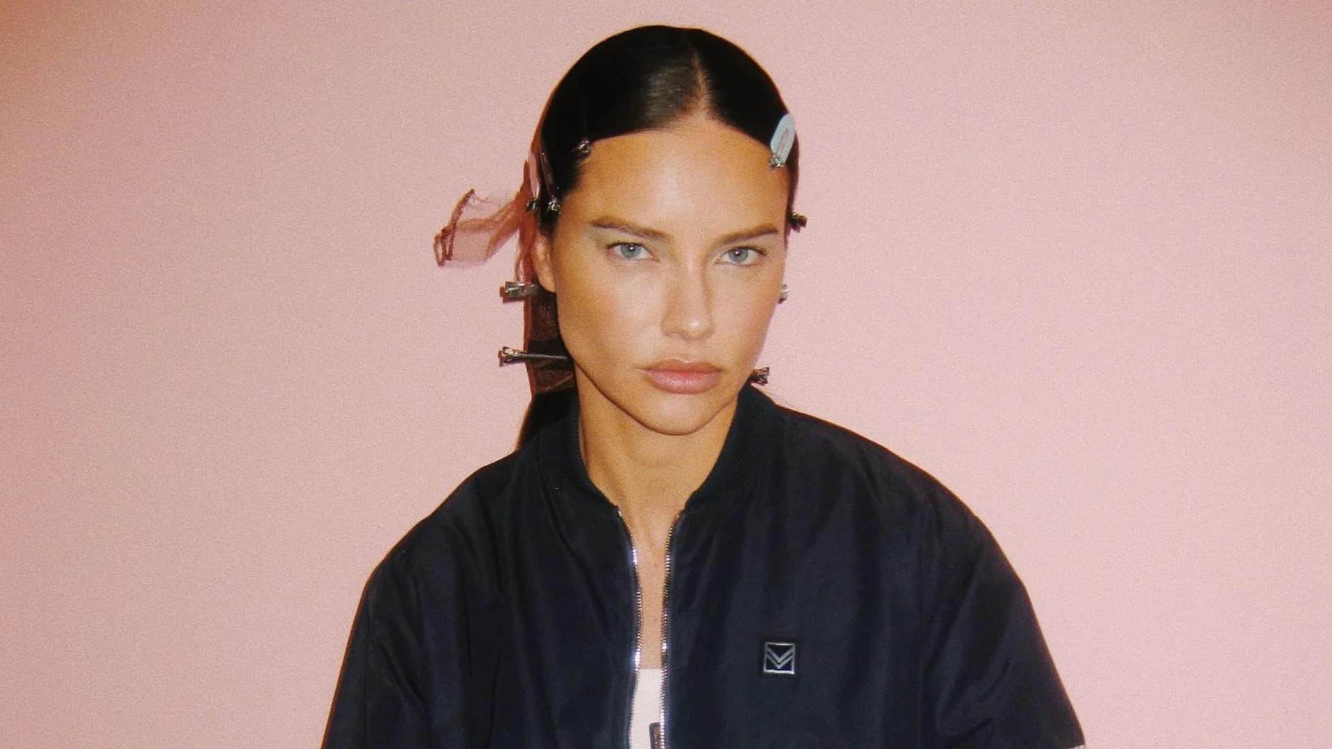 Brasileira Adriana Lima desfila no Victoria’s Secret Fashion Show