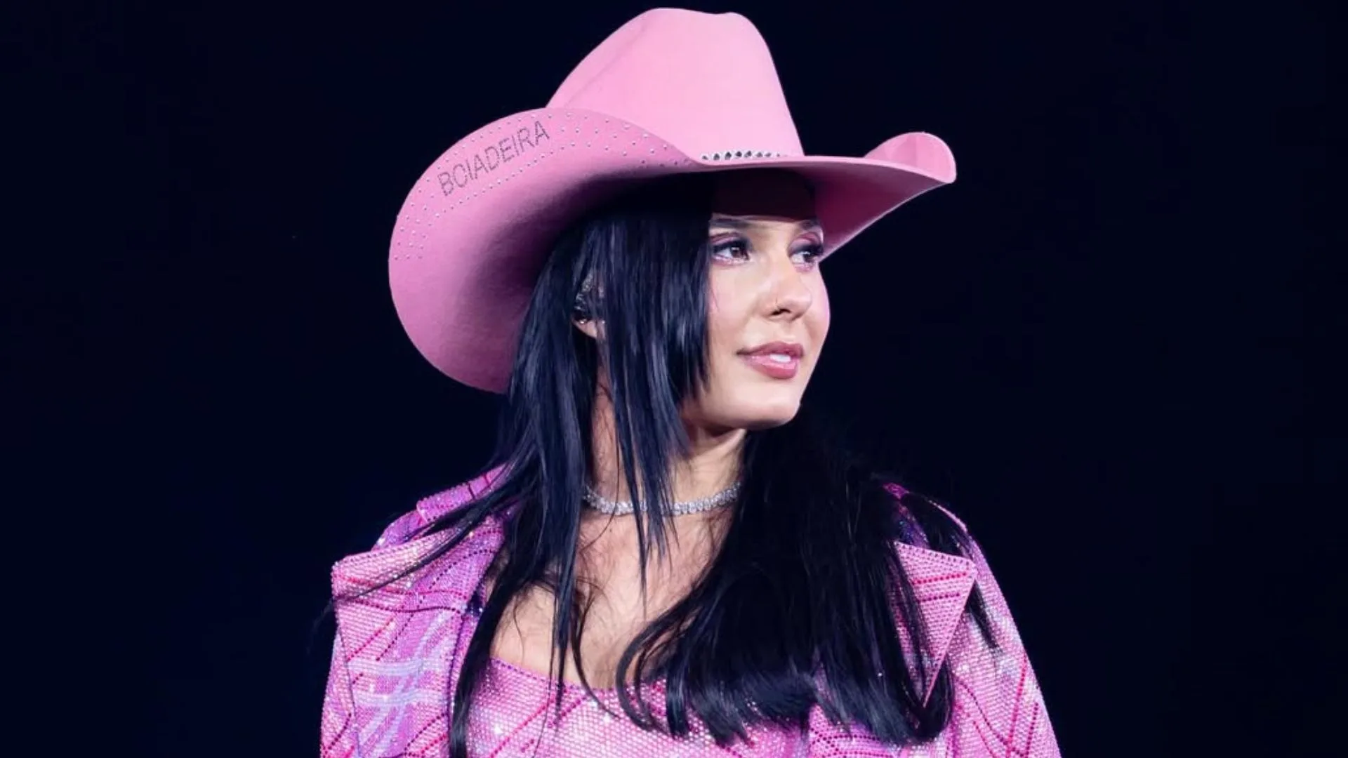 Ana Castela se emociona ao exibir detalhes de casa nova no Paraná