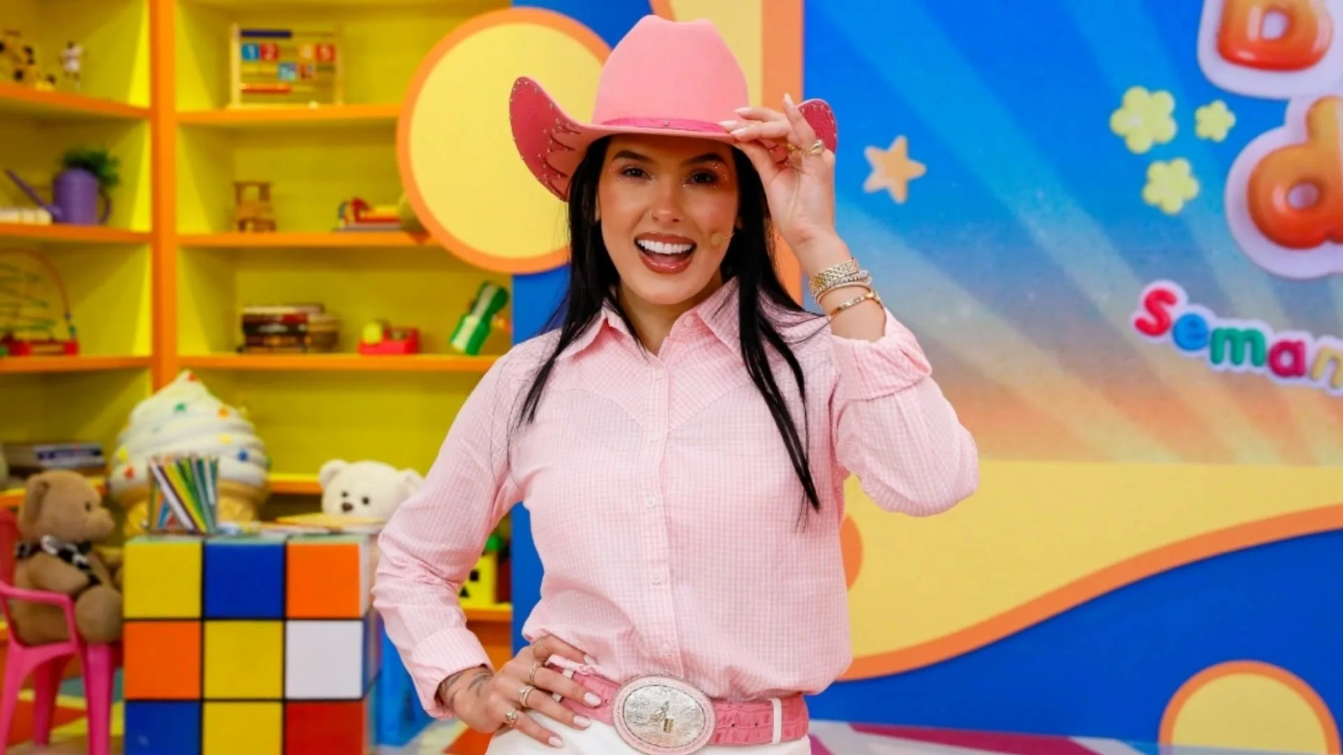 Ana Castela vibra após criança ganhar videogame no Bom Dia &amp; Cia