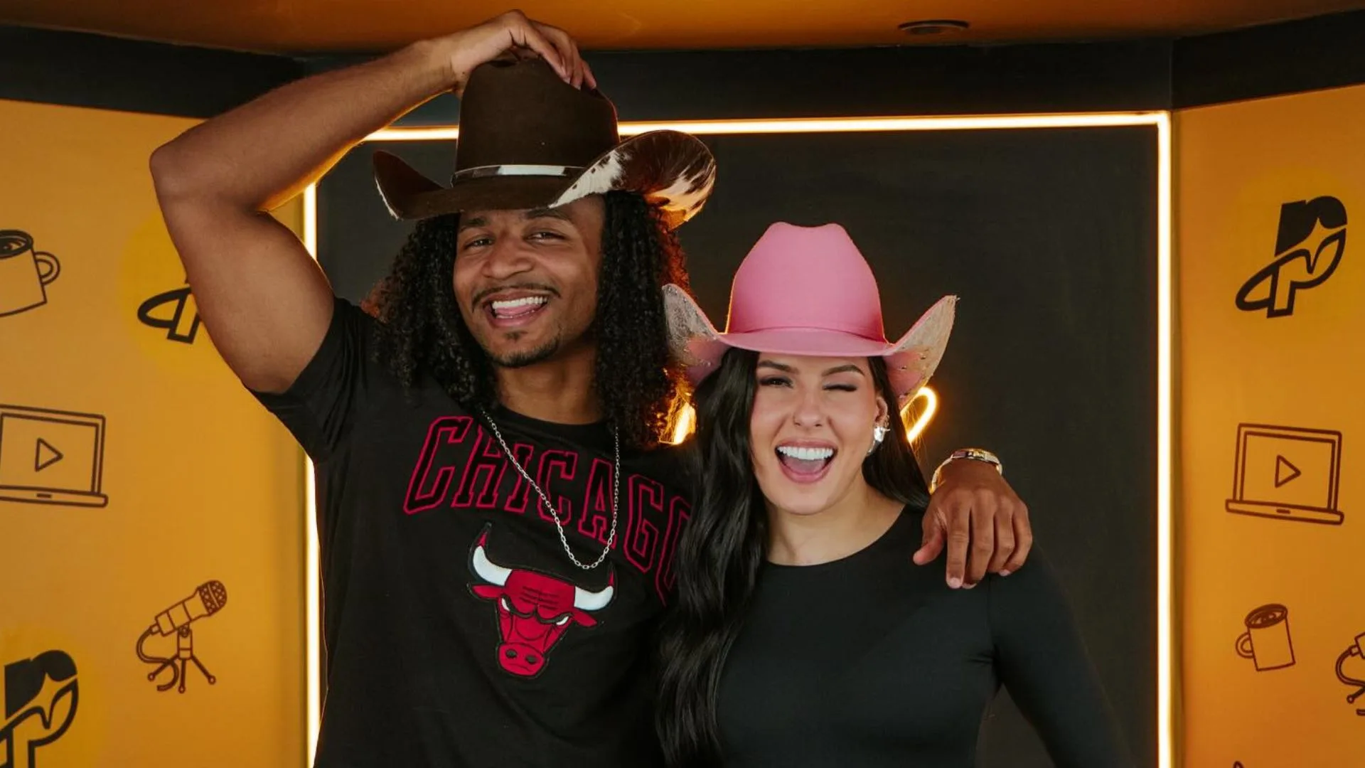 Ana Castela e Mateus Machado brincam de ‘Quem Sou Eu?’ e momento diverte