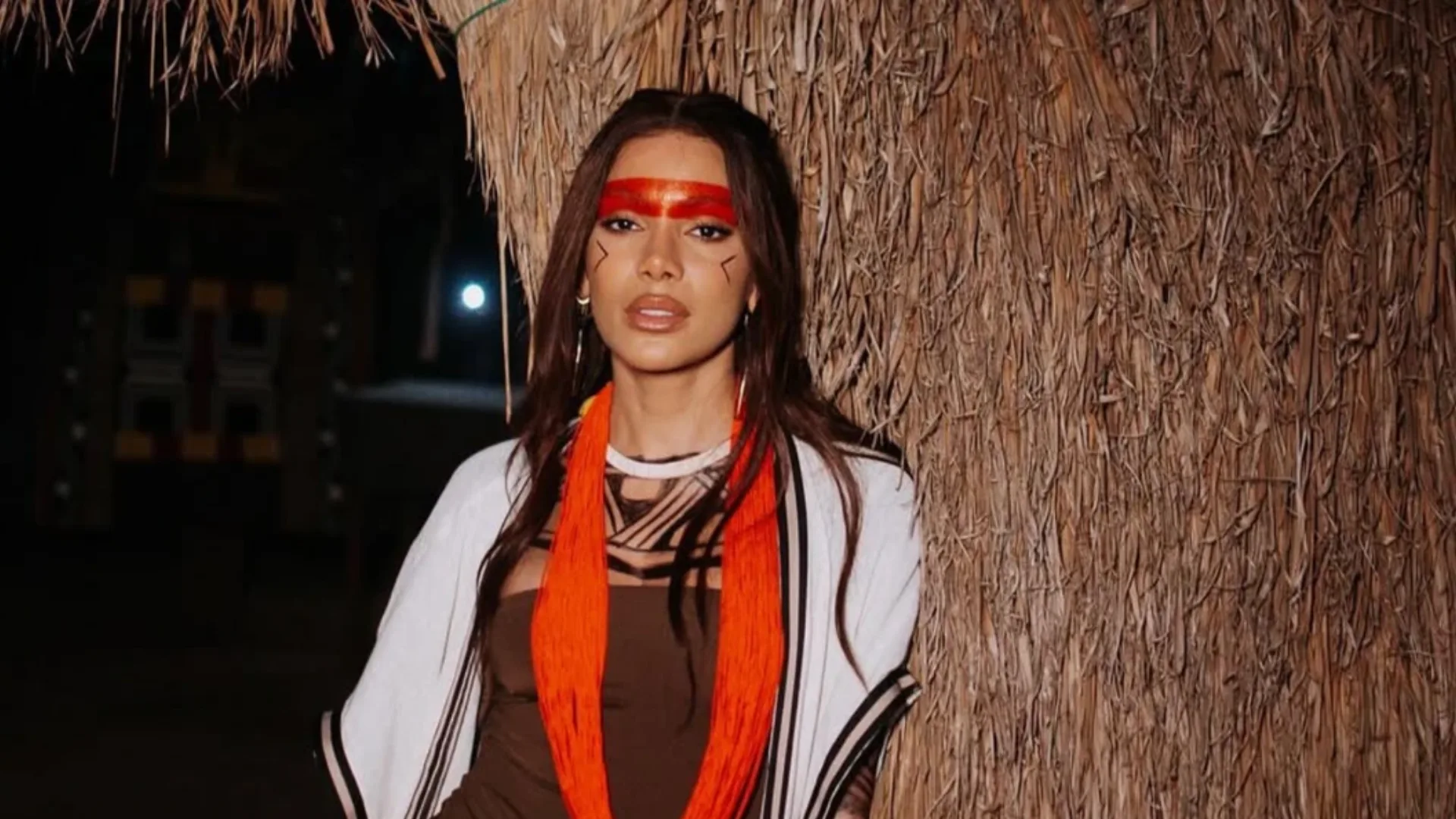 Anitta canta música indígena com Cacique Raoni em Londres