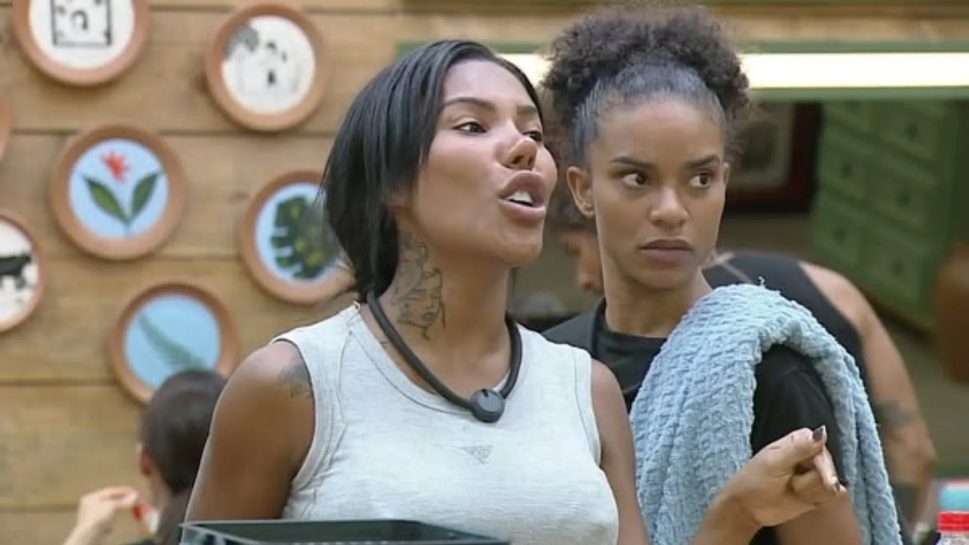 Carol e Gaby discutem em espanhol: “Para isso eu sirvo”