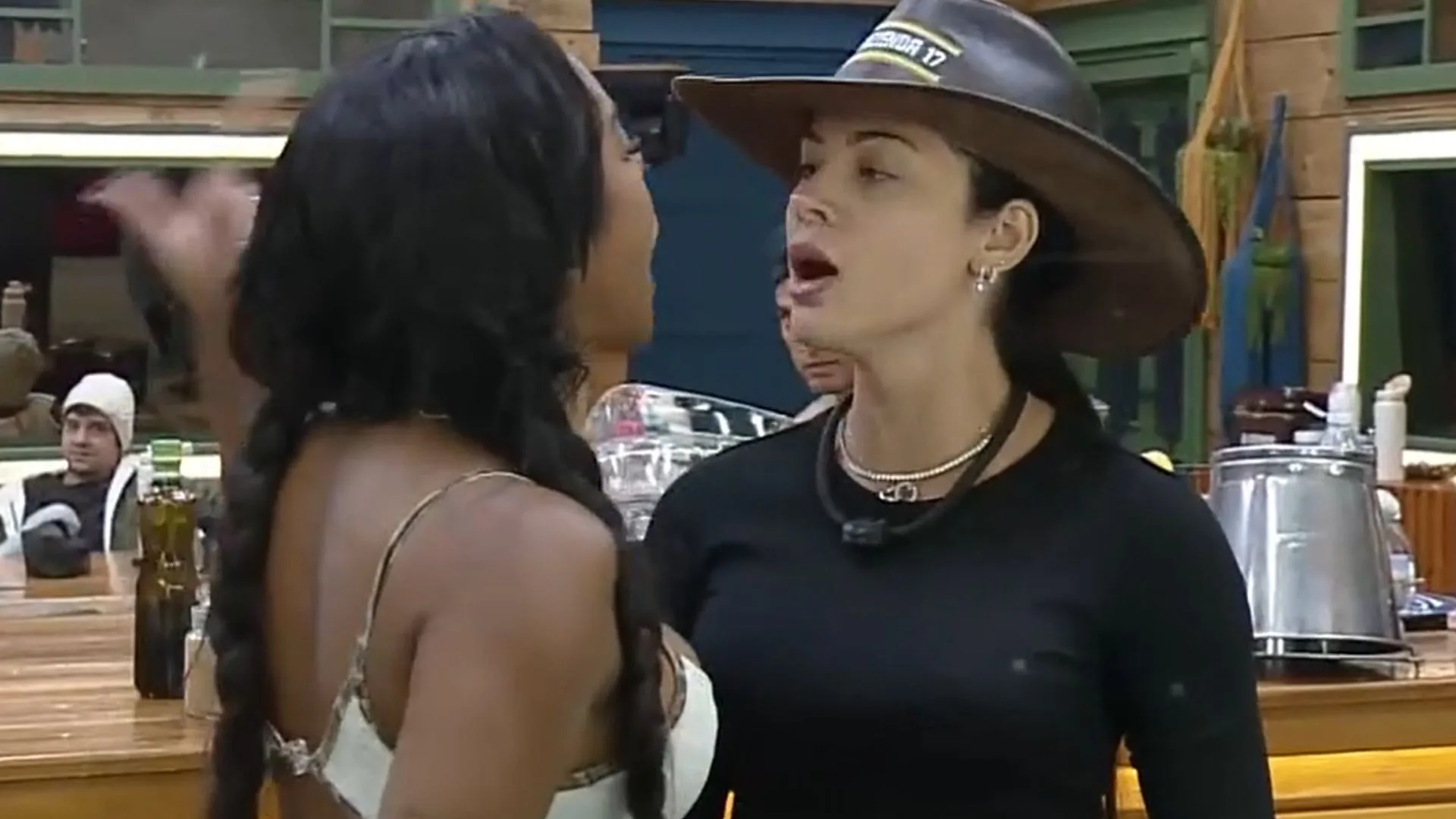 Carol se irrita com Rayane e dispara: “Gracyanne dá de 10 a 0”