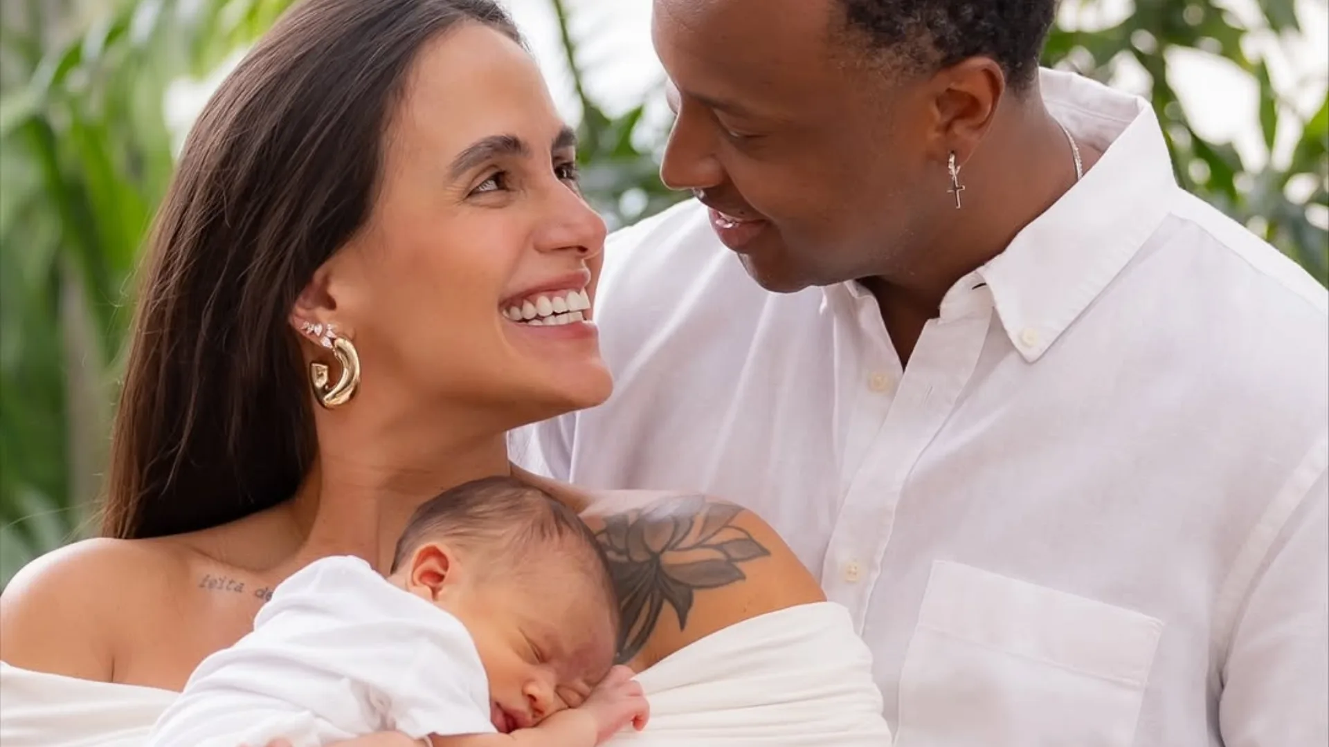 Thiaguinho e Carol Peixinho celebram primeiro mês do filho Bento