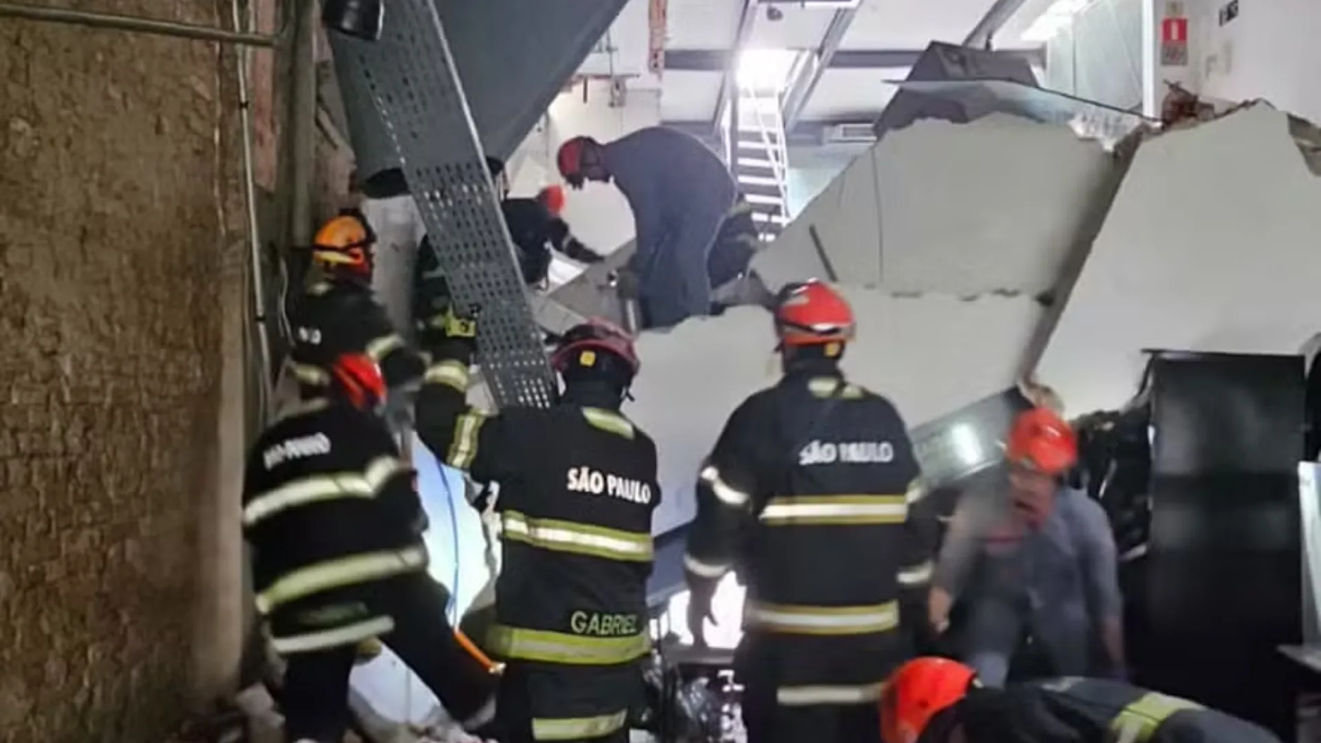 Teto de restaurante de Henrique Fogaça desaba em SP