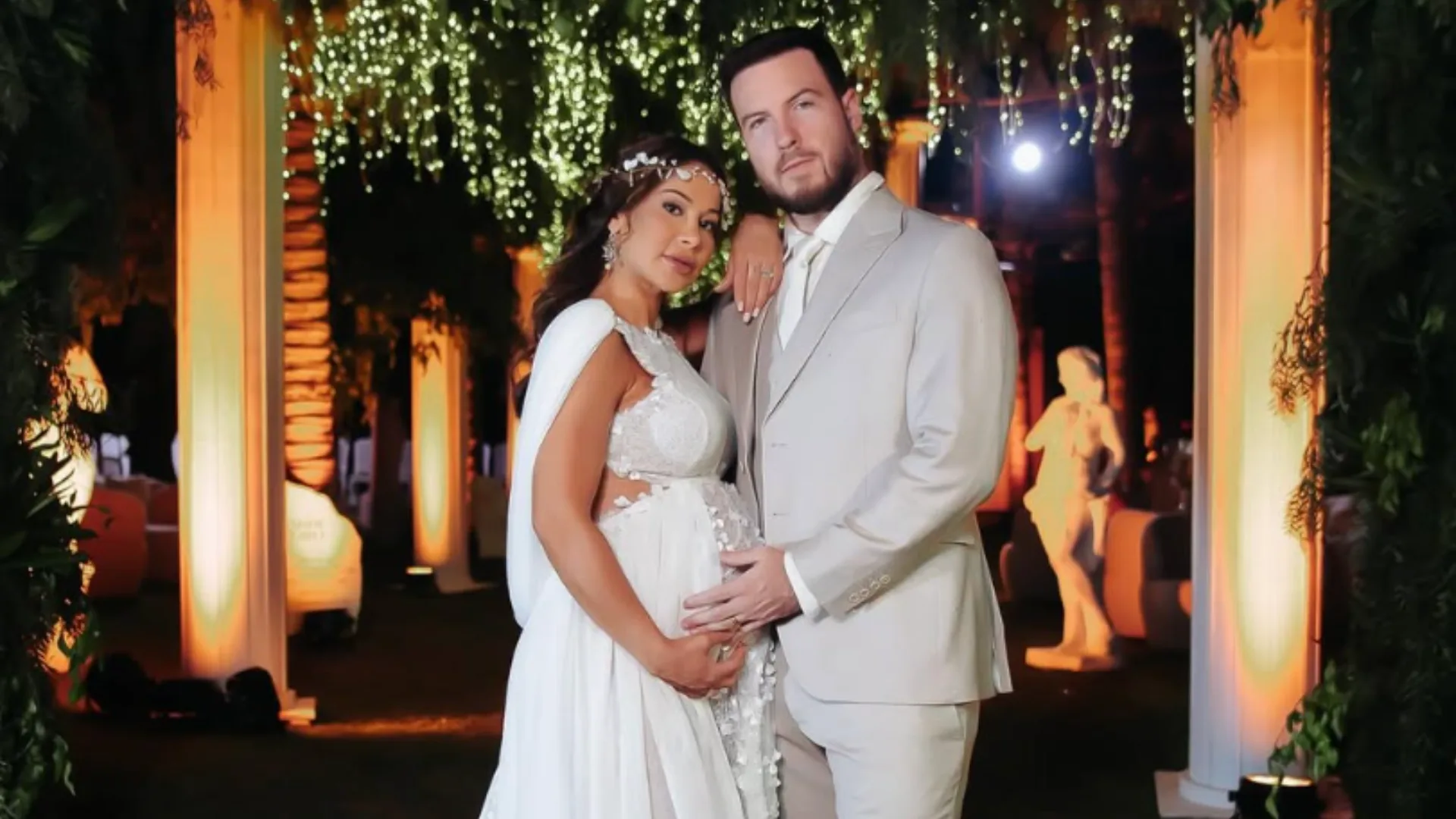 Maíra Cardi e marido renovam votos em festa inspirada na Grécia