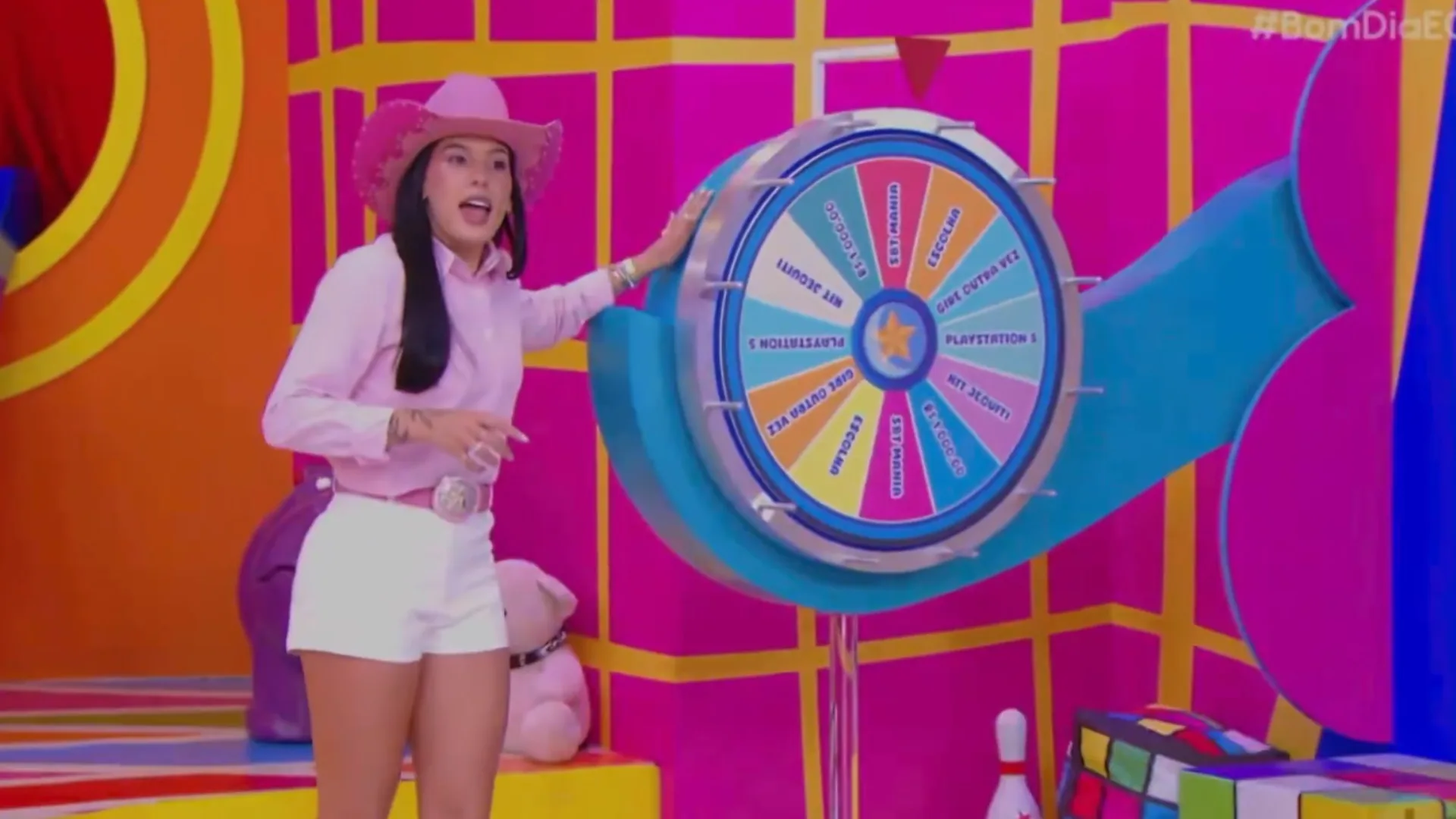 Ana Castela estreia no Bom Dia &amp; Cia e atende ligação especial