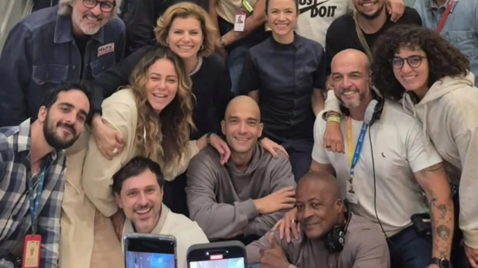 Debora Bloch emociona Paolla Oliveira com despedida em set